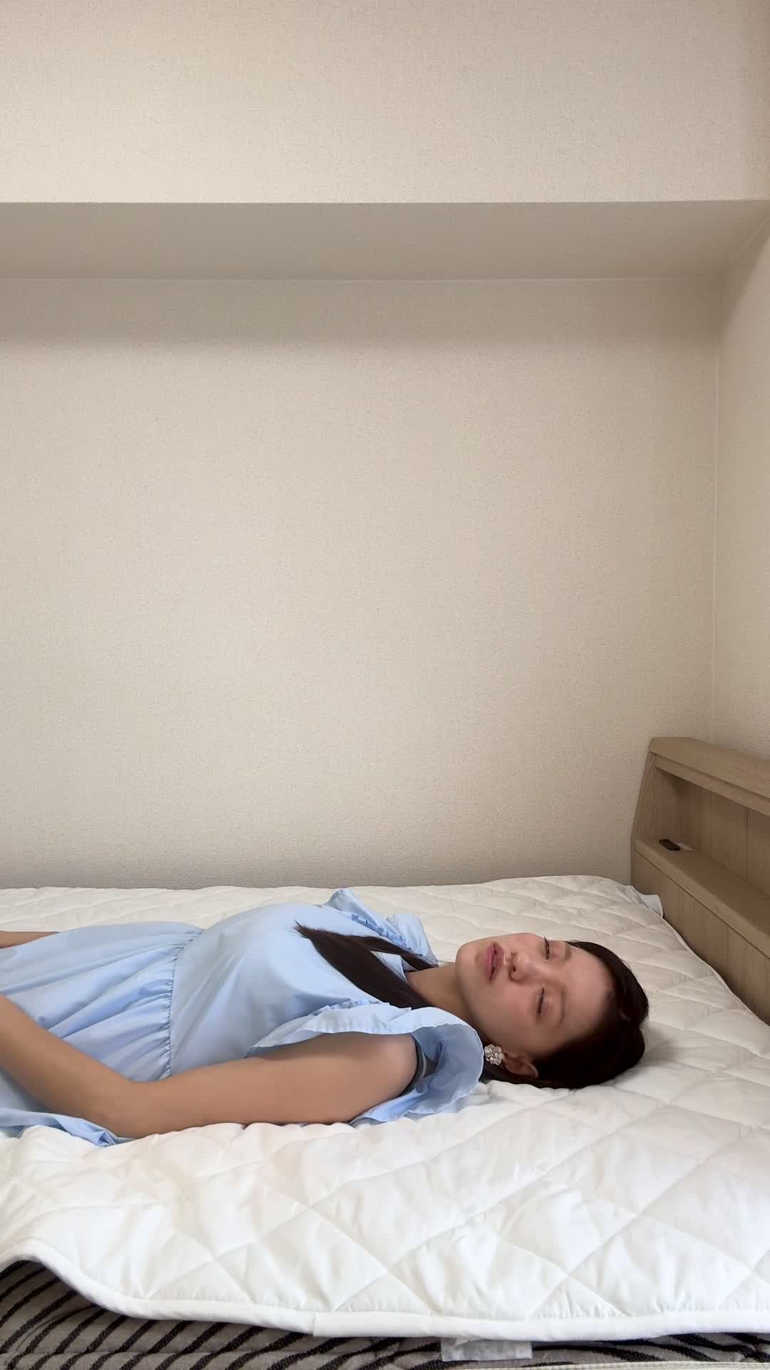 ベッドで横になり、「朝起きた時に疲労感が残っている」と困った表情