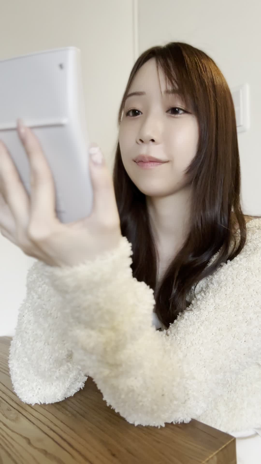 椅子に座り直し、「治療費について調べてみよう」と電卓を操作する動作