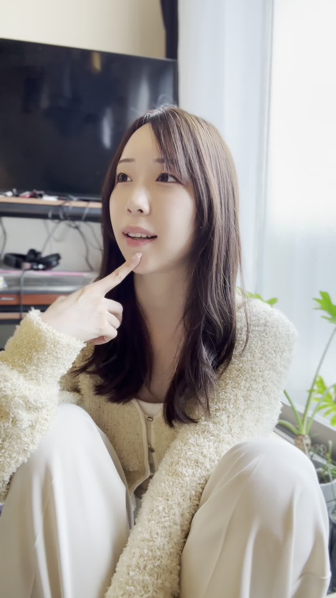 床で家族と話しながら、「矯正治療を始めるべきか相談する」真剣な様子