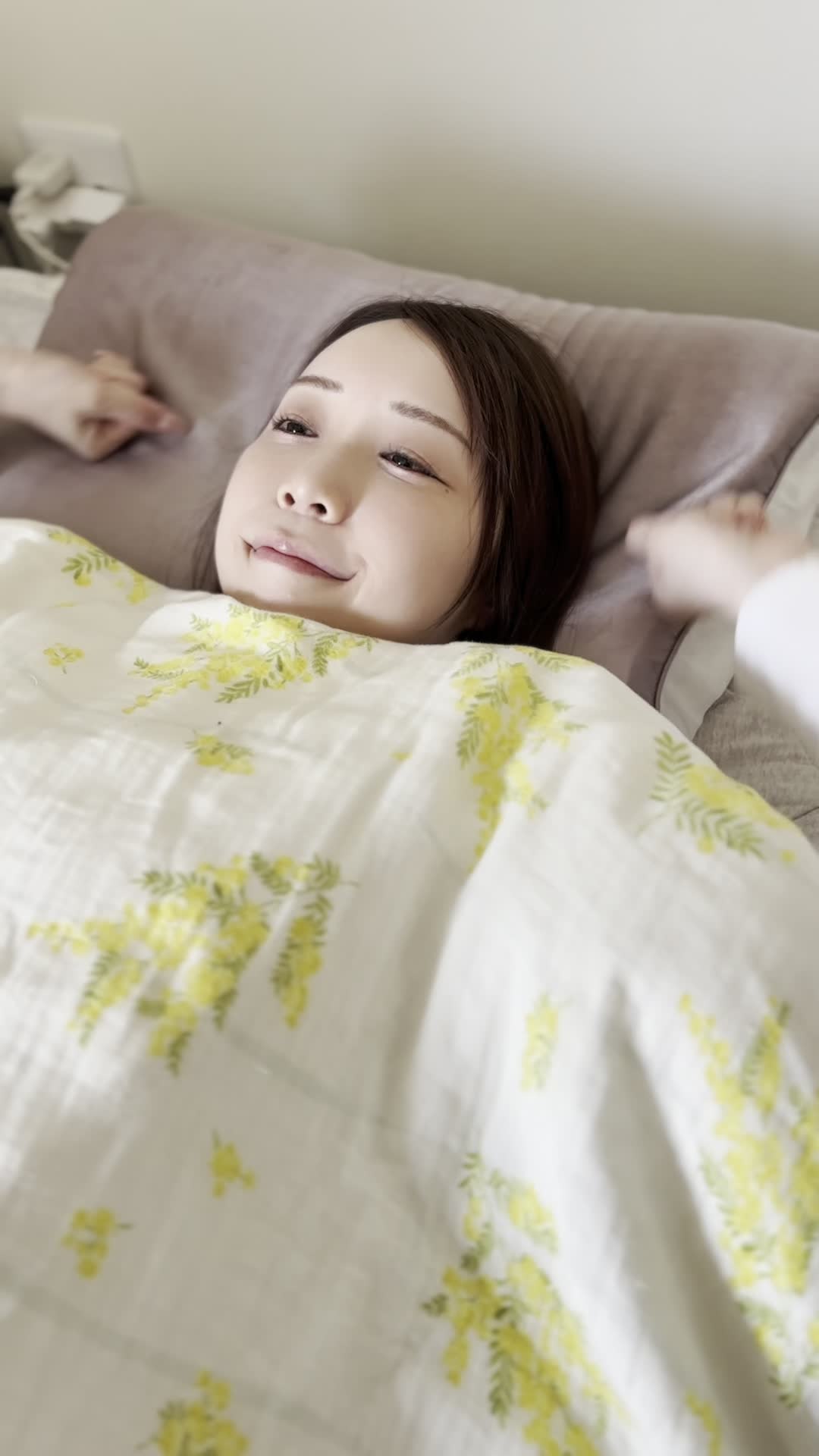 ベッドで脚を伸ばしながら、「矯正が終わったらどんな気分だろう」と夢見る動作