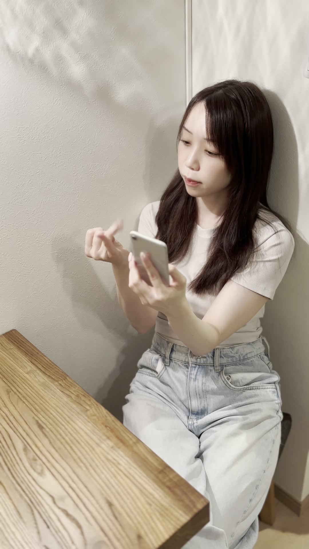 椅子に深く腰掛け、「ポイントを貯めて次回の買い物をお得にする」と計算する姿