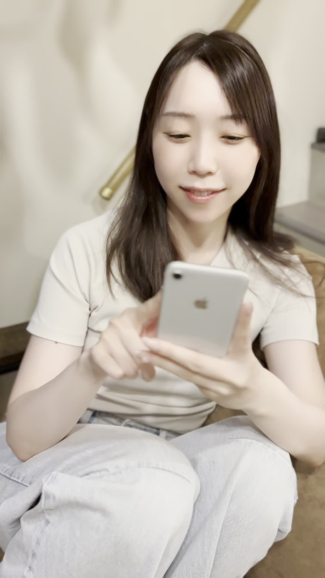 ソファで膝を抱えて、「お気に入りリストに商品を追加する」嬉しそうな表情