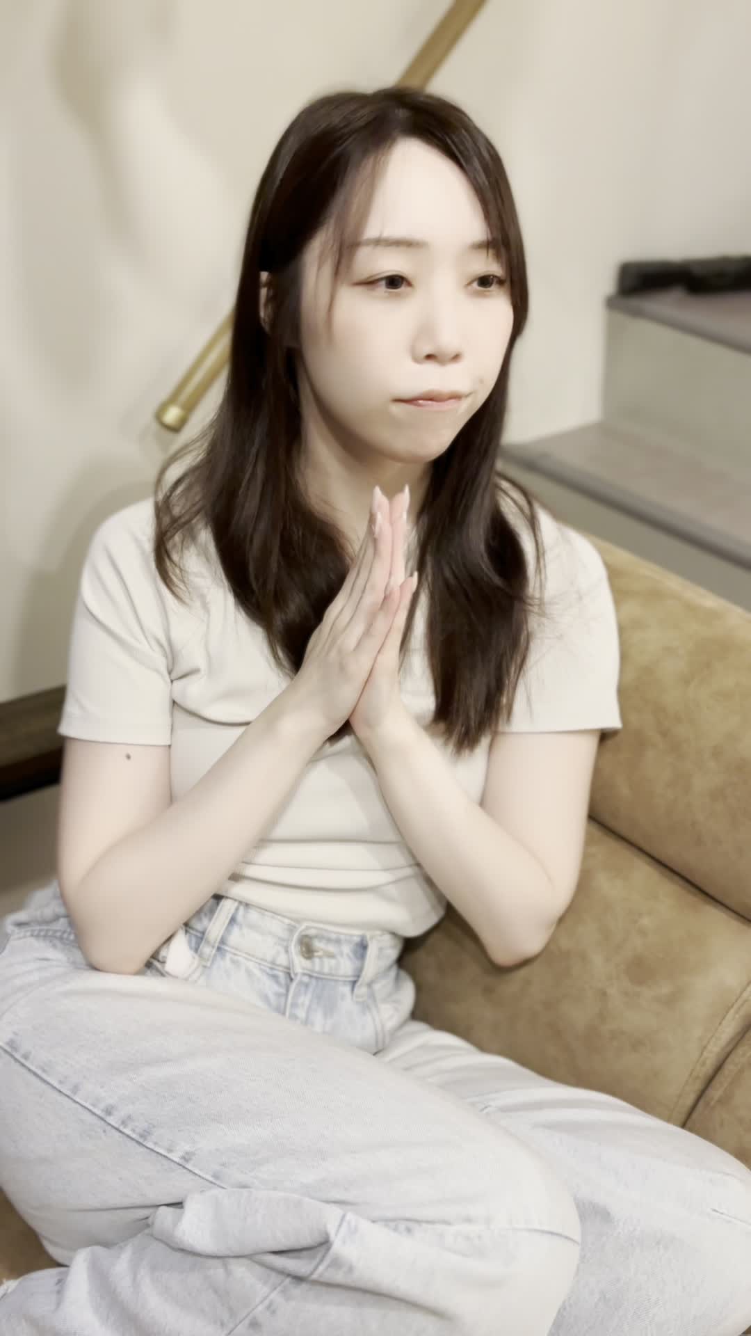 ソファでリラックスしながら、「届いた商品の箱を開ける瞬間を想像する」期待の表情