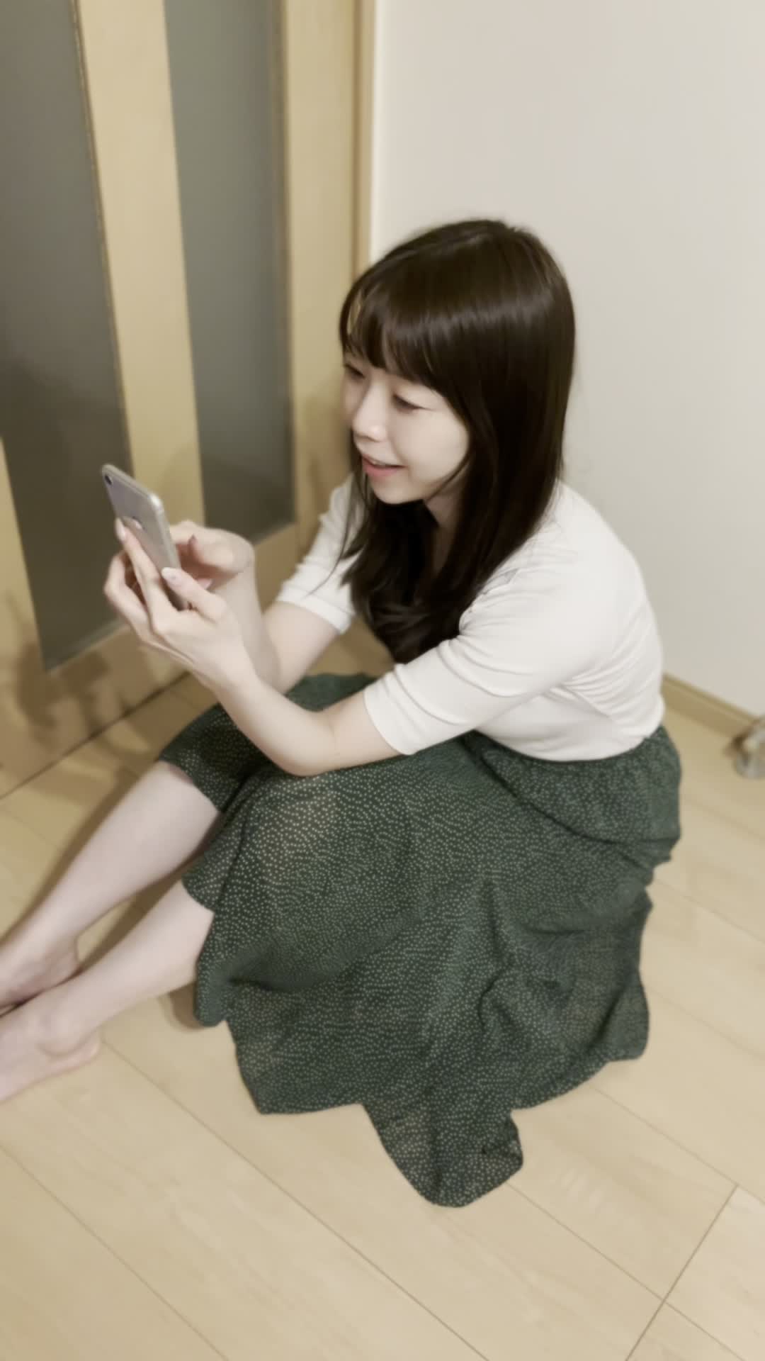 床でスマホを持ちながら、「これを使えば変わるかも！」と期待する動作