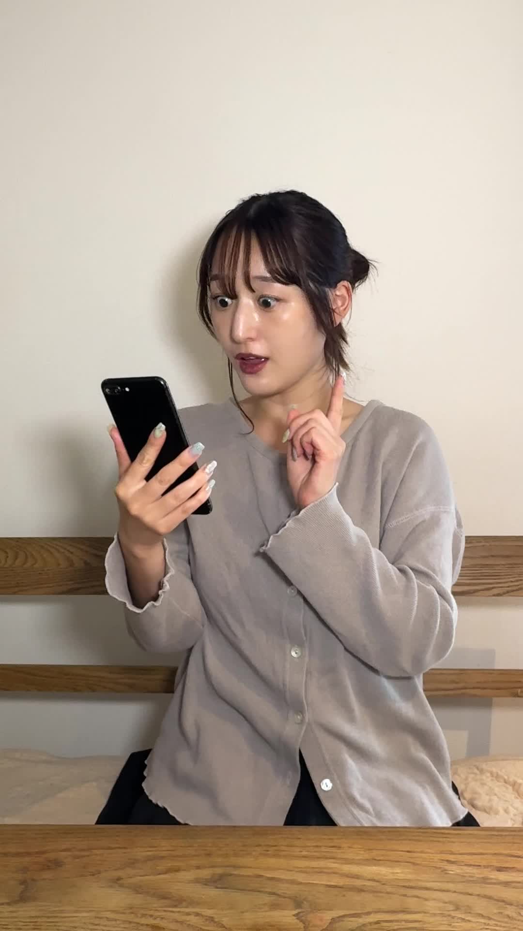 椅子に腰掛け、「この値段でツルツルになれるなんて！」と驚くリアクション