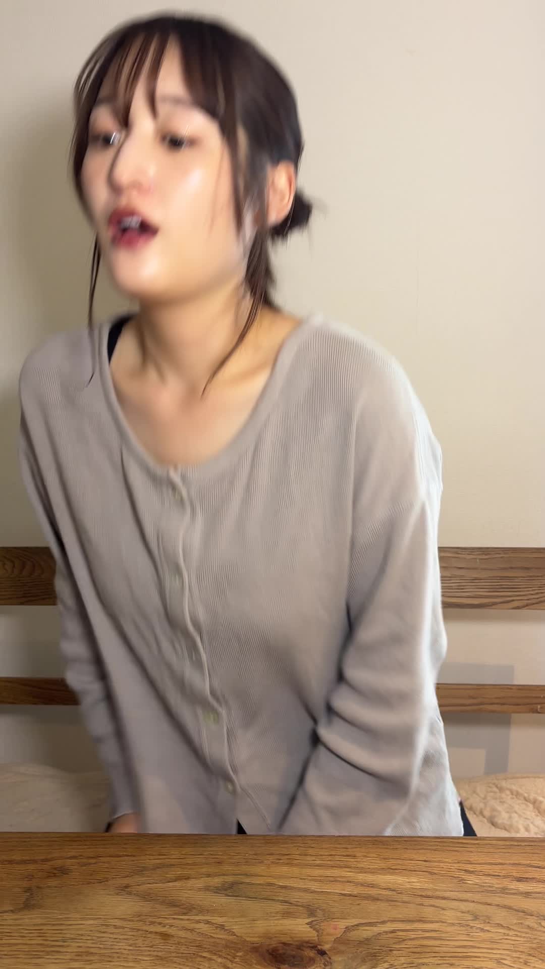 椅子に座り直し、「思い切って今予約しよう！」と自分に言い聞かせる動作