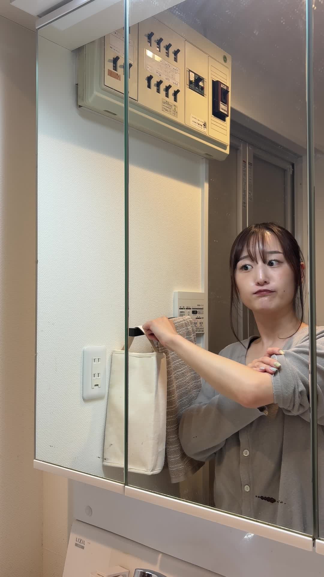 鏡越しに自分の腕を確認し、「急いで始めれば間に合う！」と微笑む姿