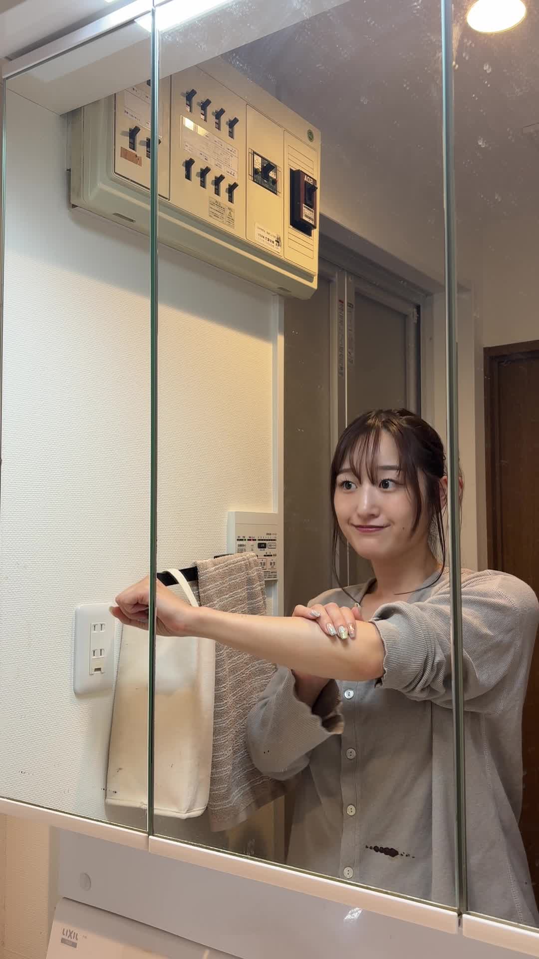 鏡越しに腕を撫でながら、「このチャンスに乗るしかない！」と決意の顔