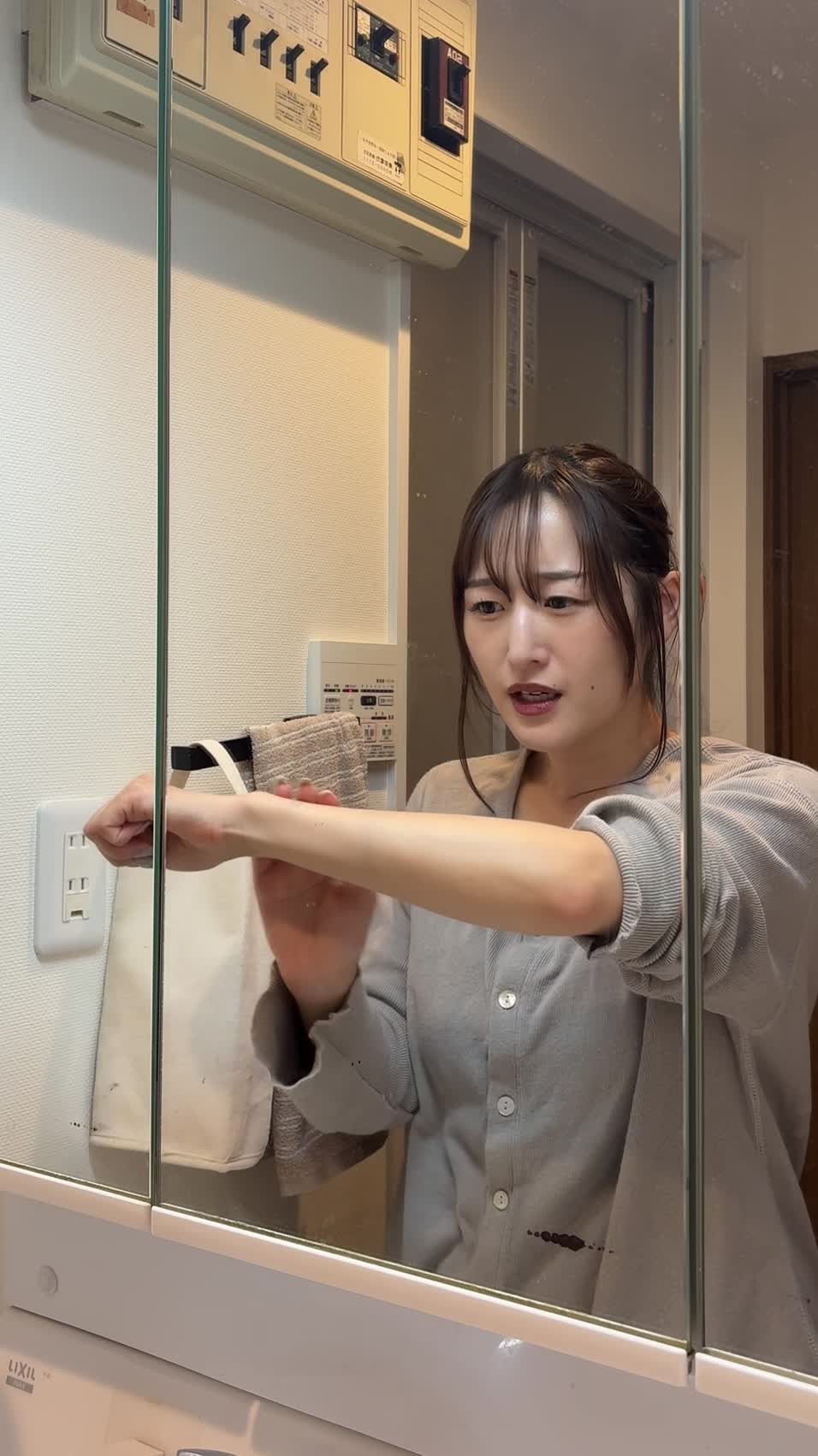 鏡の前で腕をじっと見つめ、「早くツルツルにしたい！」と焦る表情