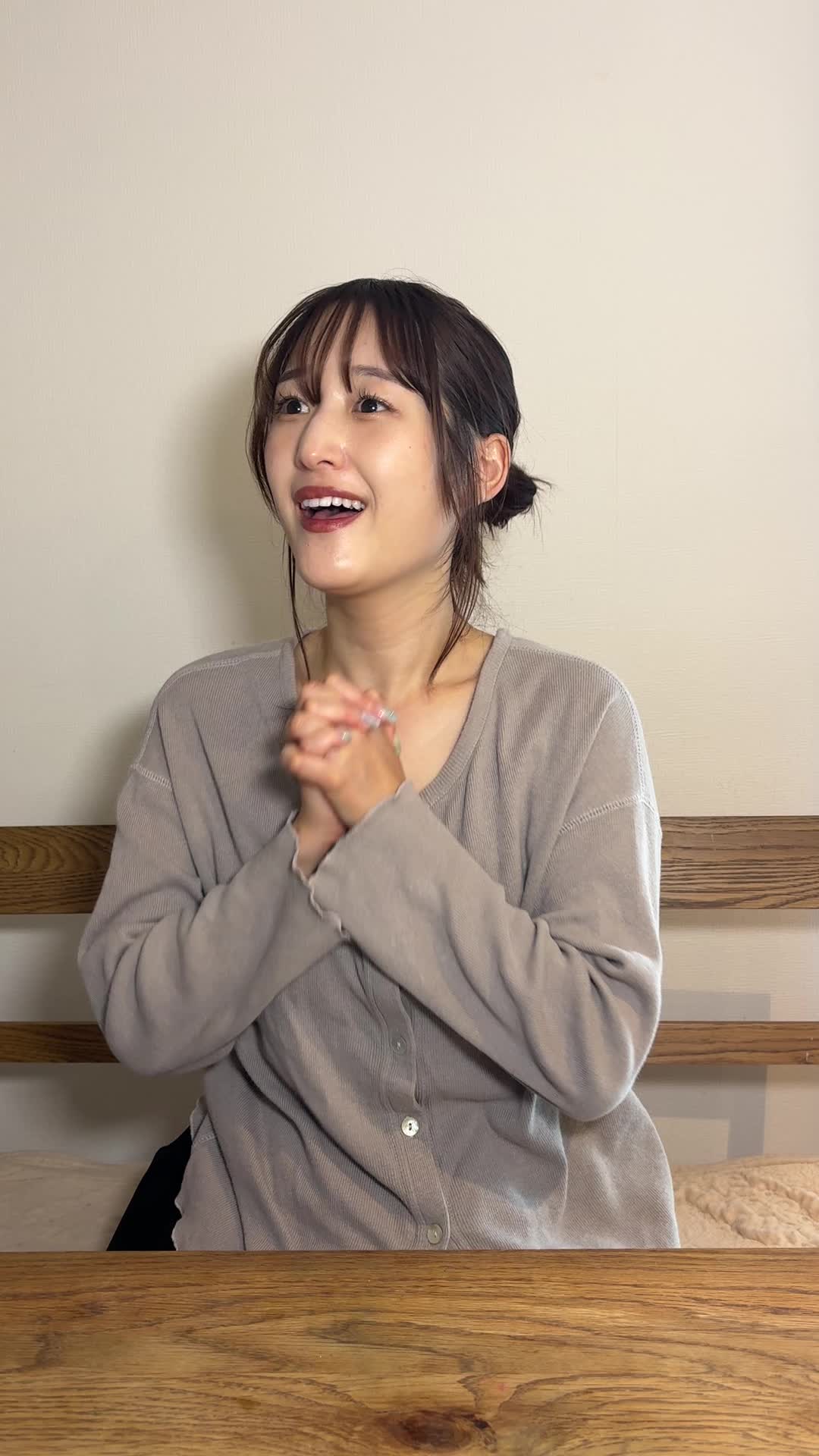 椅子に浅く座り、「今始めれば未来が変わるかも！」と前向きな表情