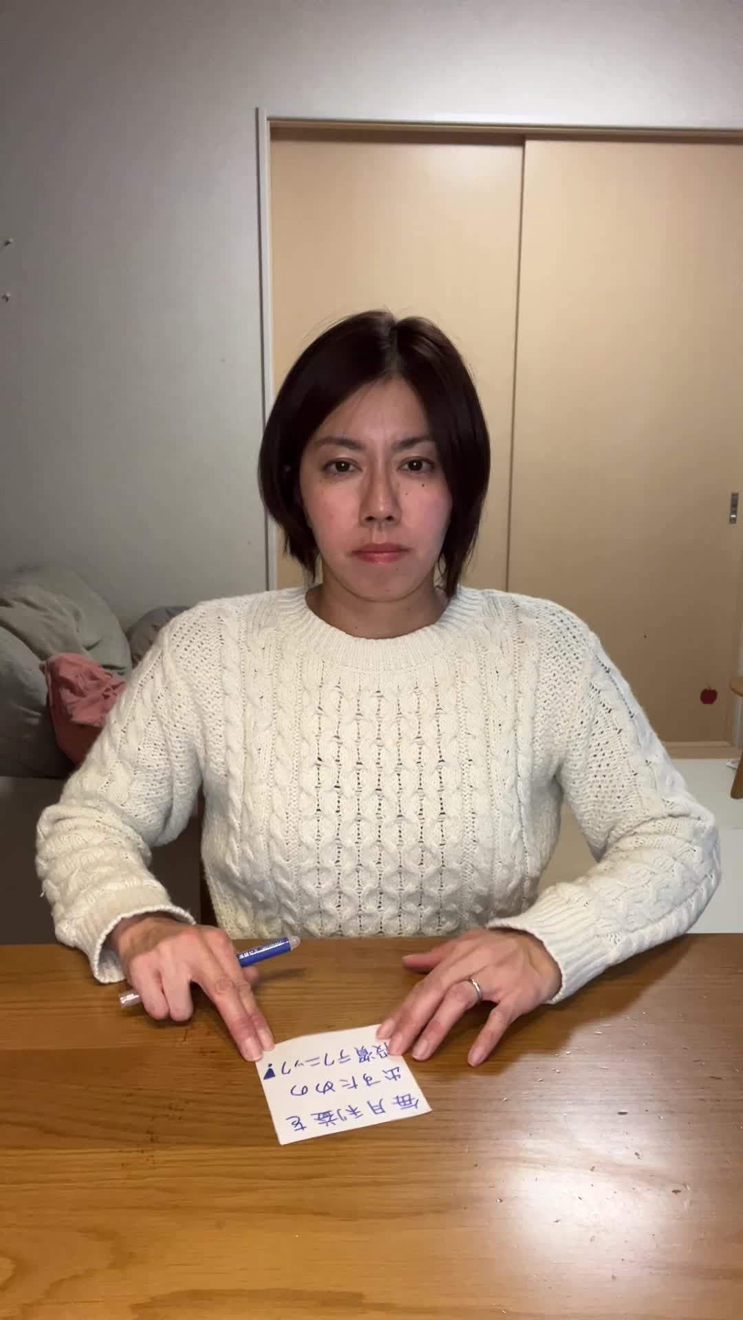 テーブルに広げたメモをじっと見つめ、ペンで重要な部分を強調する動き