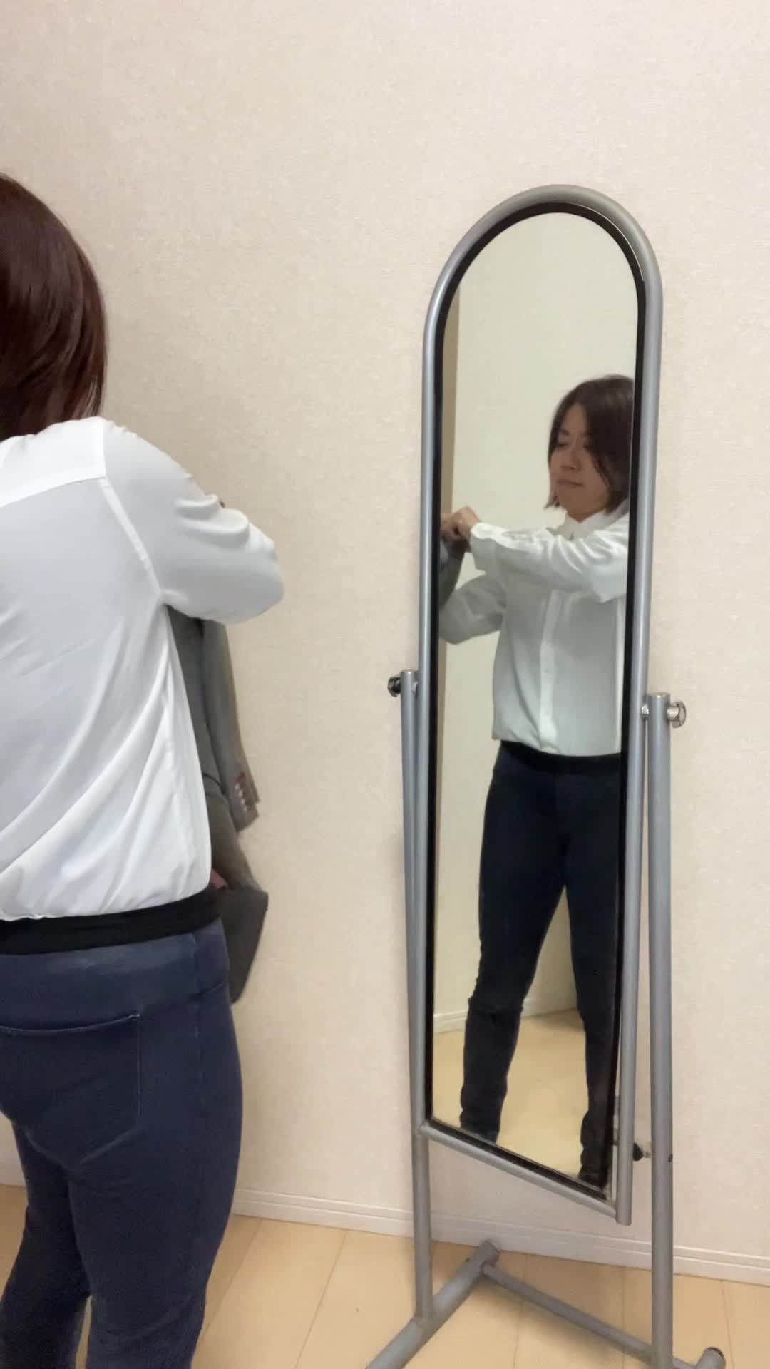 鏡の前でジャケットを着てポーズを決め、「準備は整った」風の決意を見せる動き