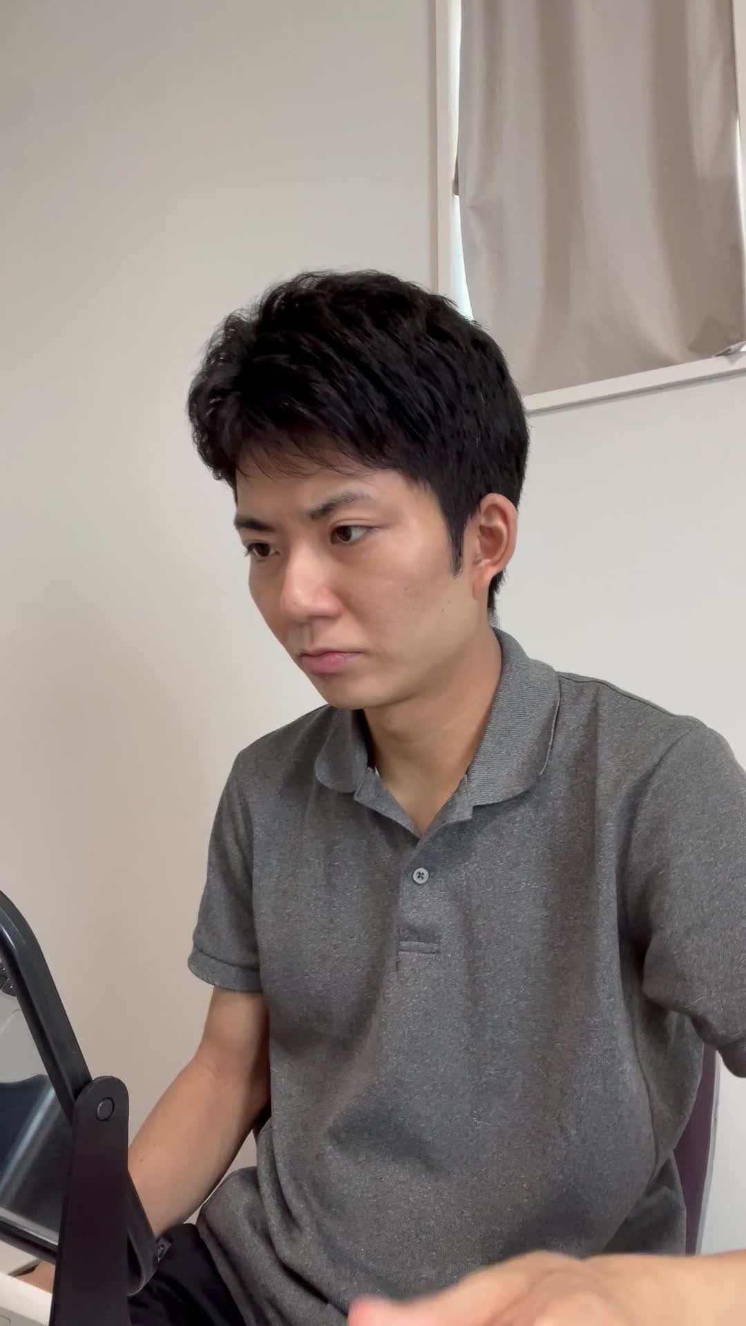 鏡の前で髪を触りながら、「この広がりをどうにかしたい」と悩む姿