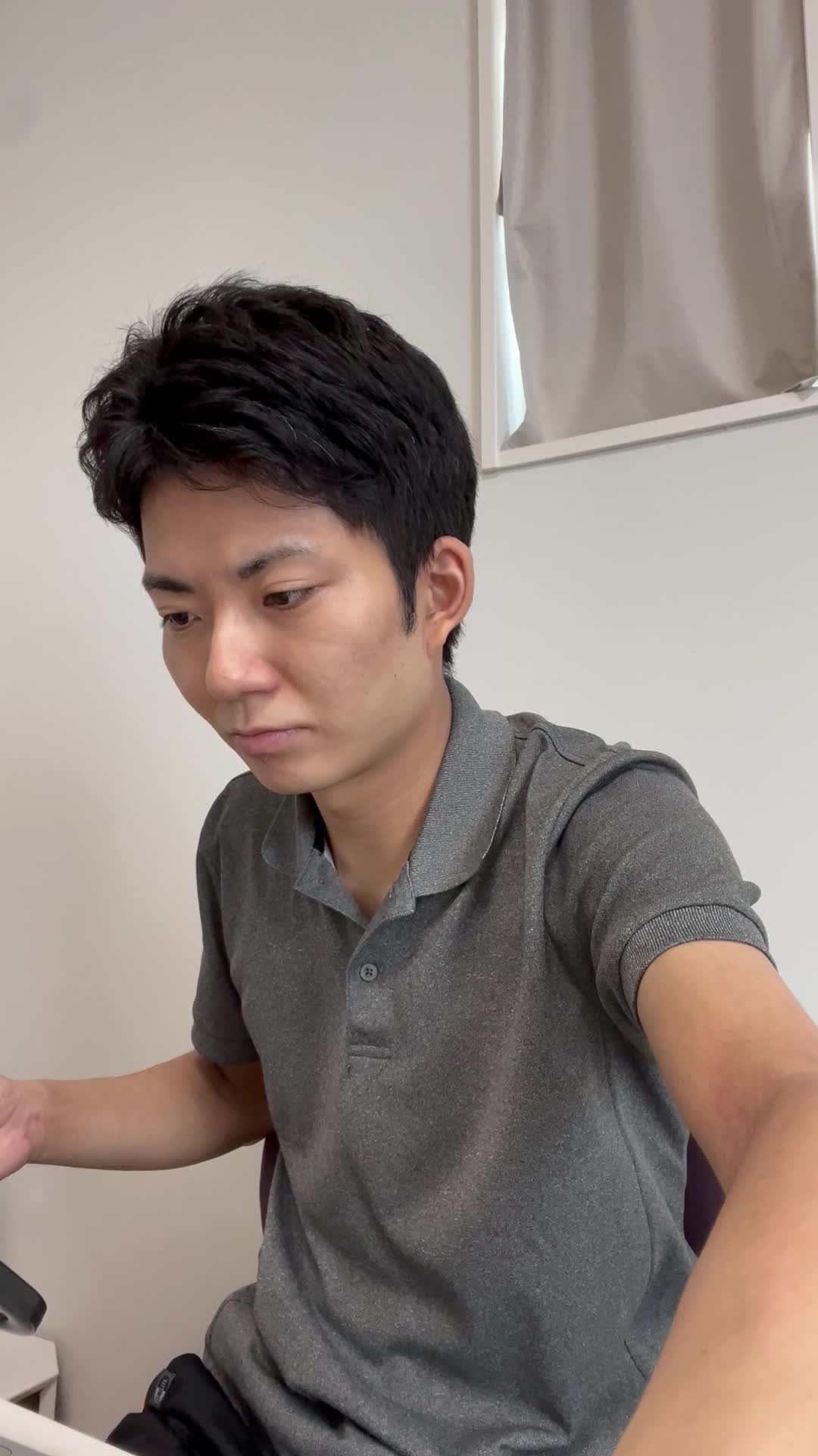 鏡の前で髪をまとめ直し、「明日はこれで出かけよう」と微笑む仕草