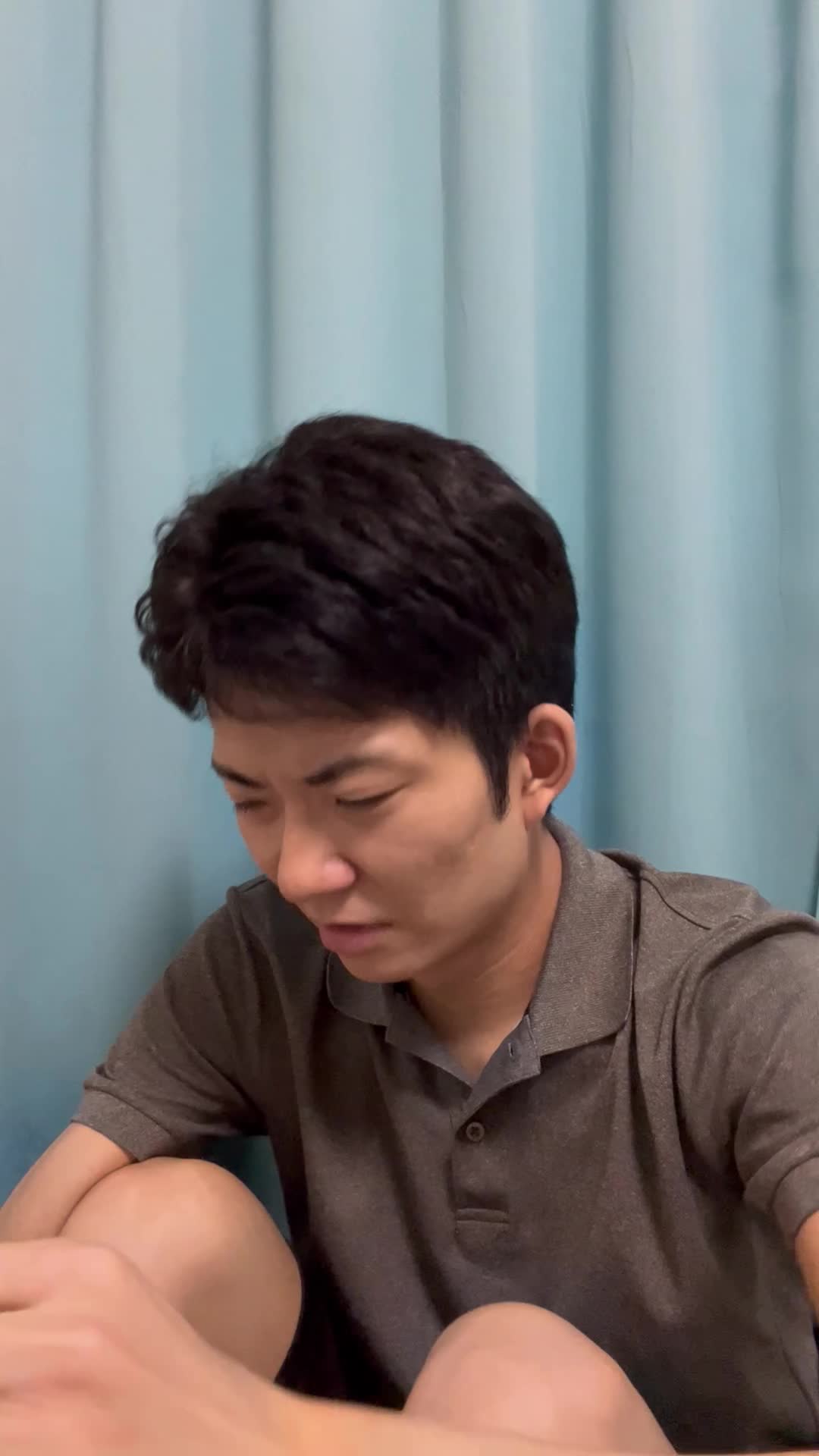 ソファで膝を抱え、「次の週末には髪をツヤツヤにしたい」と考え込む表情