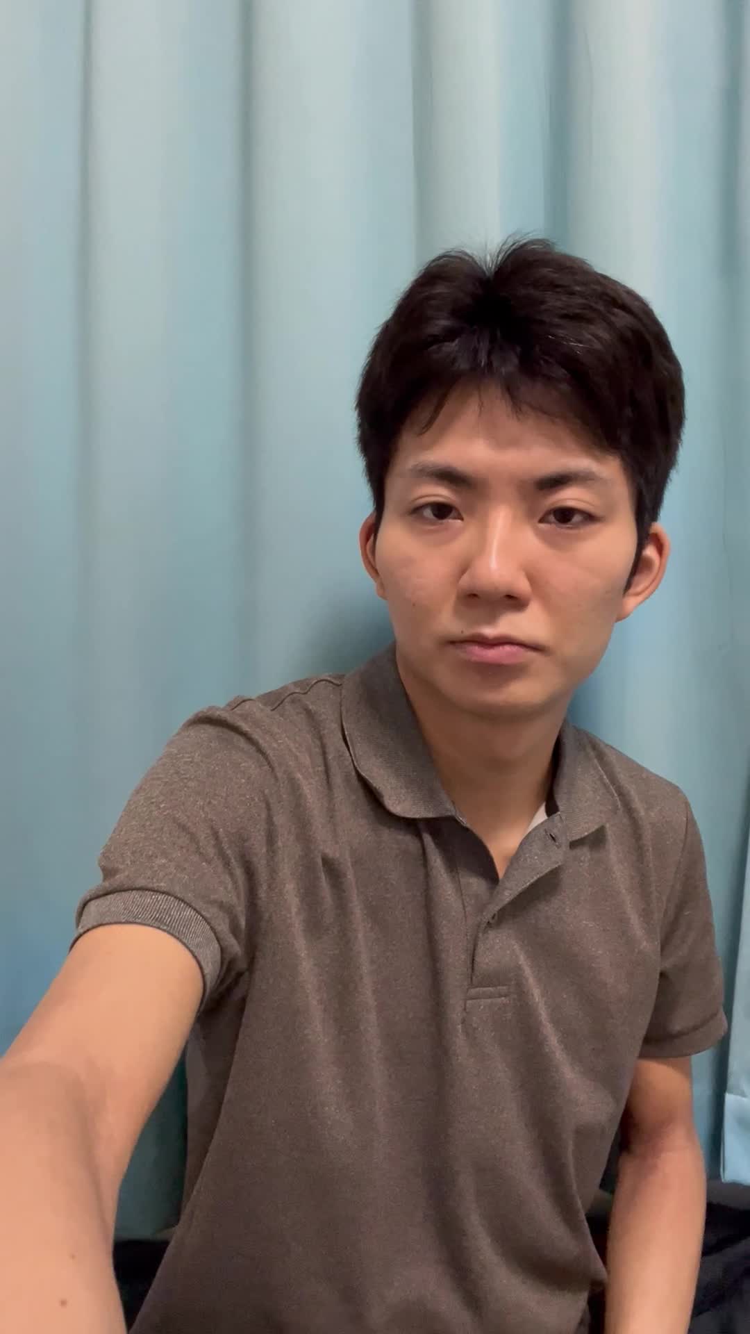 ソファでカバンを開けて、「ヘアケアアイテムが必要だな」と確認する動作