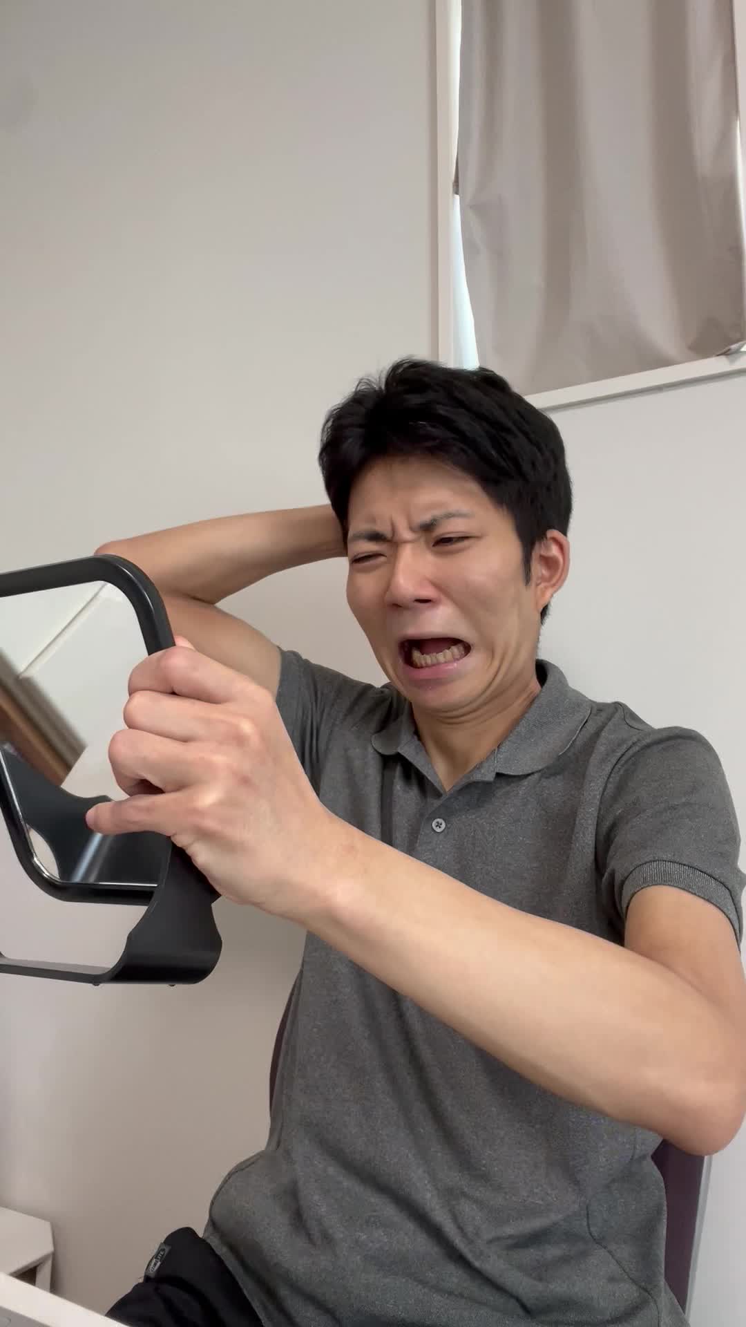 テーブルで鏡を見ながら、「デートまでにこの髪どうにかしたい！」と焦る仕草