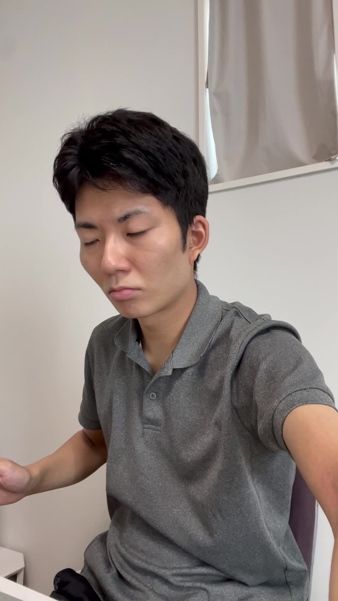 テーブルで仕事の合間に髪を束ね直し、「これじゃ全然収まらない」と悩む様子