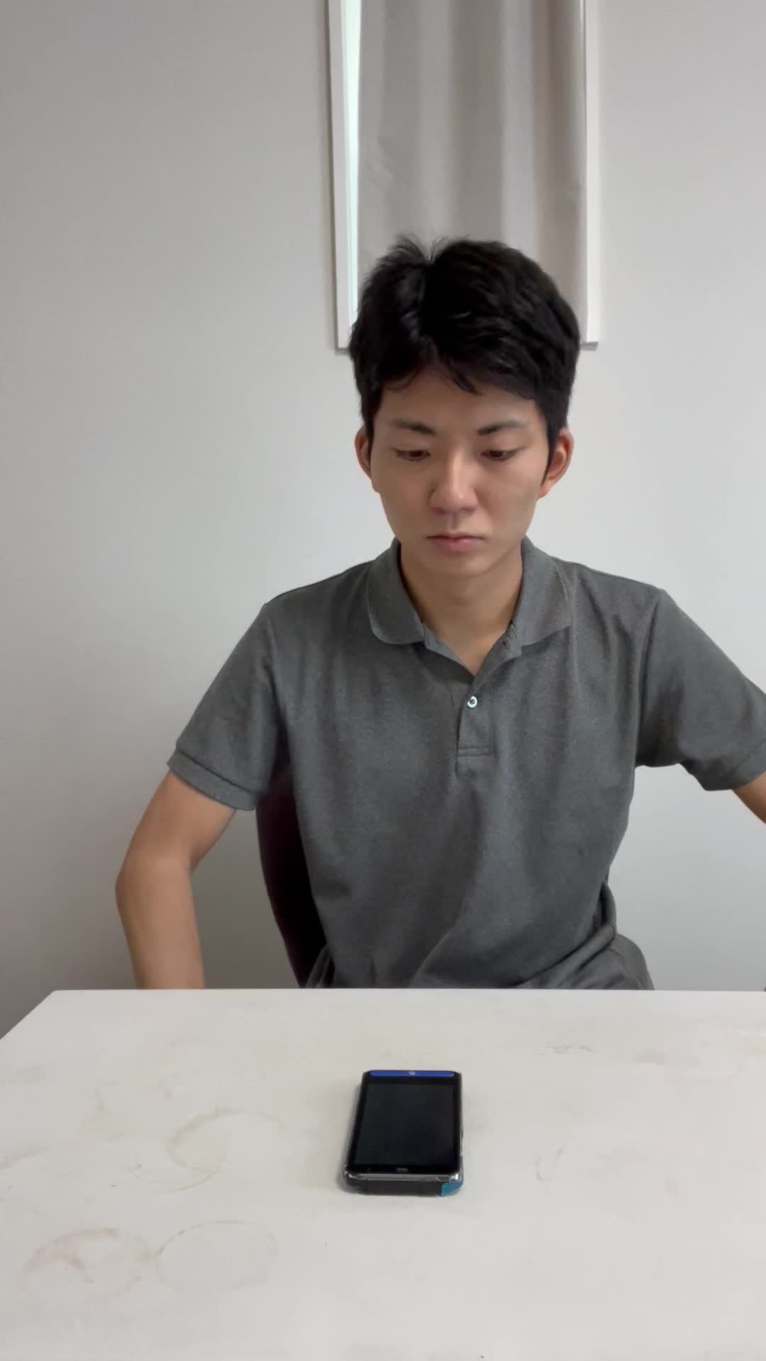 テーブルに置いたスマホの画面を見て、「サロン帰りの髪が自宅でも再現できる？」と期待する表情