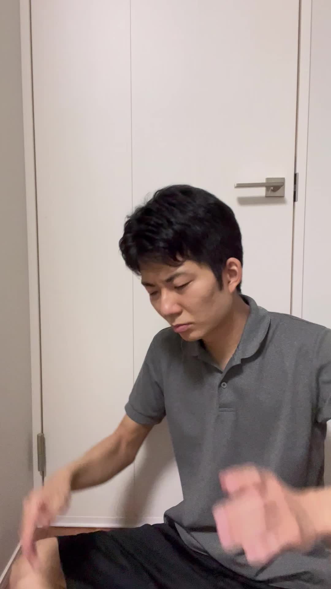 床に座り込み、髪の毛先を見ながら「これじゃデートに行けない」と焦る動作