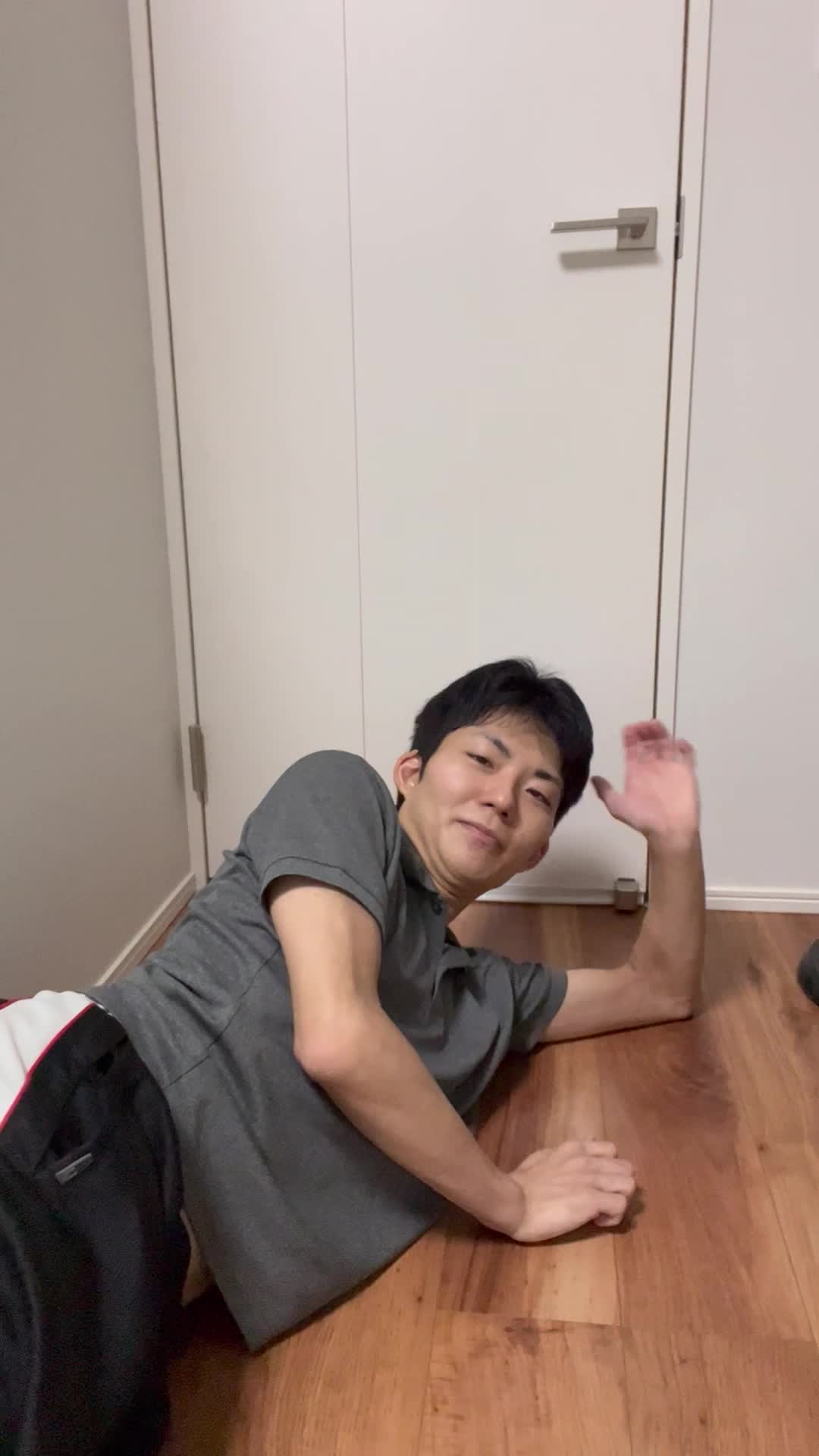 床で寝転びながら、「友達に褒められる髪になりたい！」と夢見る表情