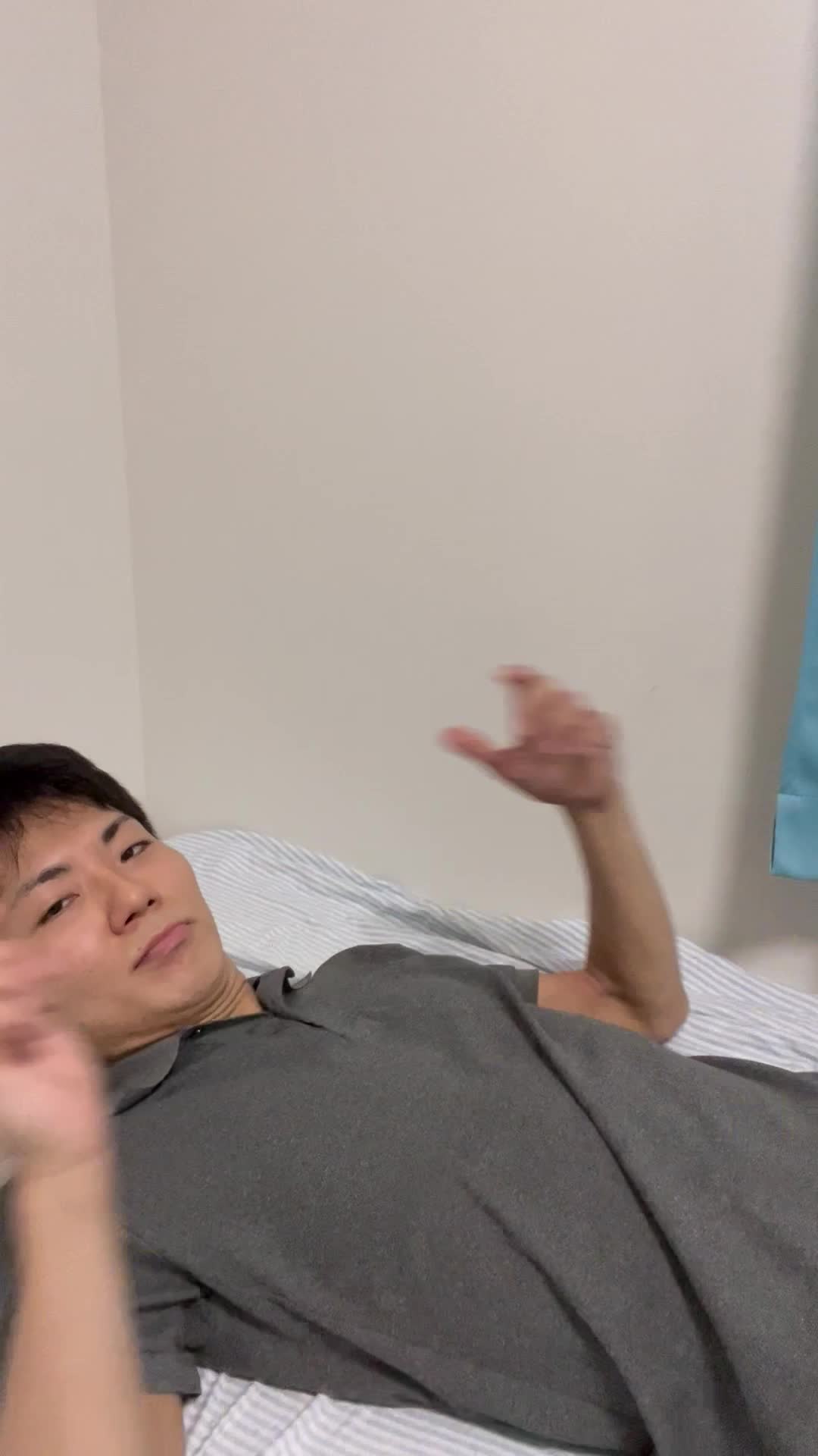 ベッドで横になり、「明日のプレゼンのために髪を整えたい」と計画を立てる姿