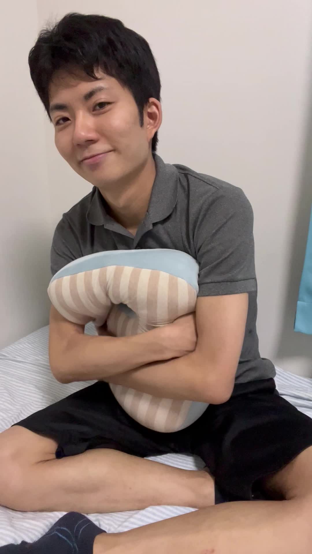 ベッドでクッションを抱きしめ、「髪がまとまったらどんな気分だろう」と期待に胸を膨らませる姿