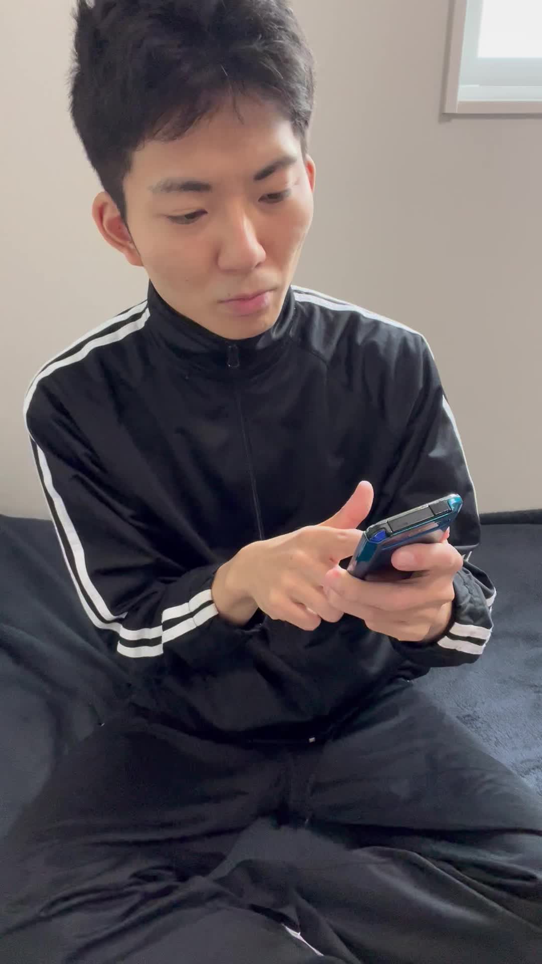 ベッドでカフェの場所を確認し、「これなら迷わず行ける」と納得する仕草