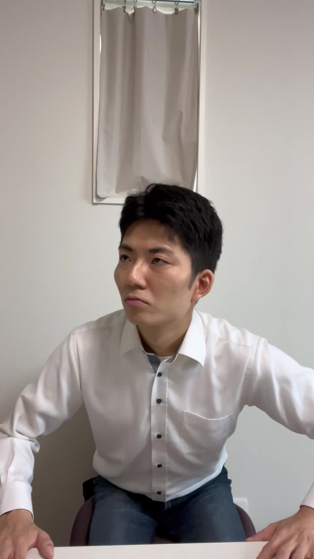 椅子から立ち上がり、全身鏡を見て「これで行こう」と決意する仕草