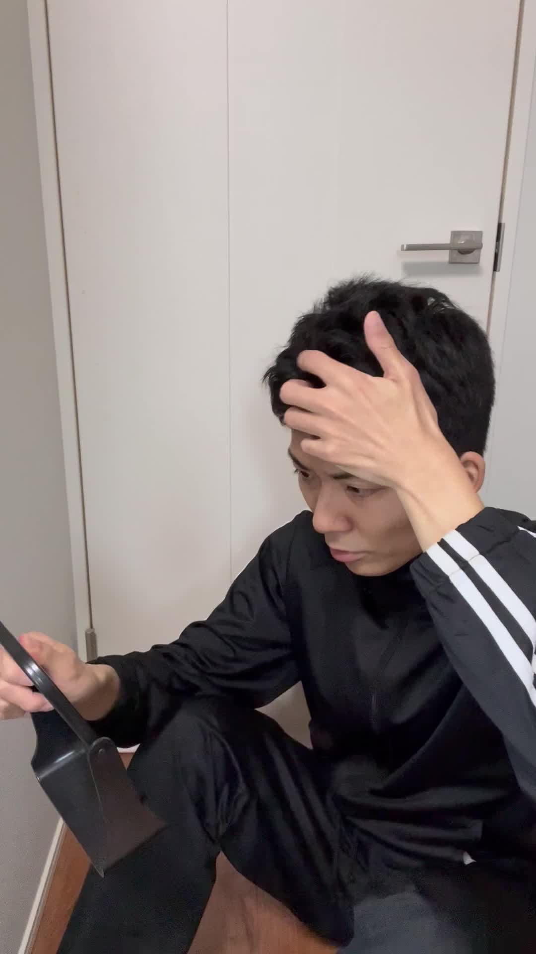 床に座り込み、鏡越しに髪を整えながら「いい印象を残したい」と期待する表情