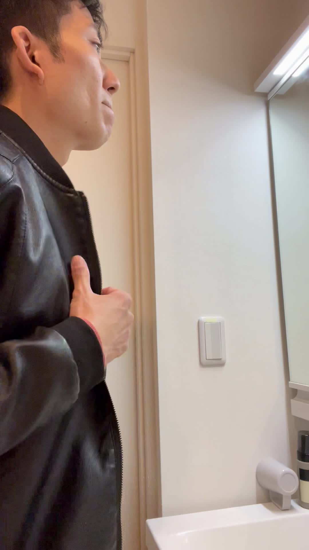 鏡の前でコートを羽織り、「これで大丈夫かな？」と確認する姿