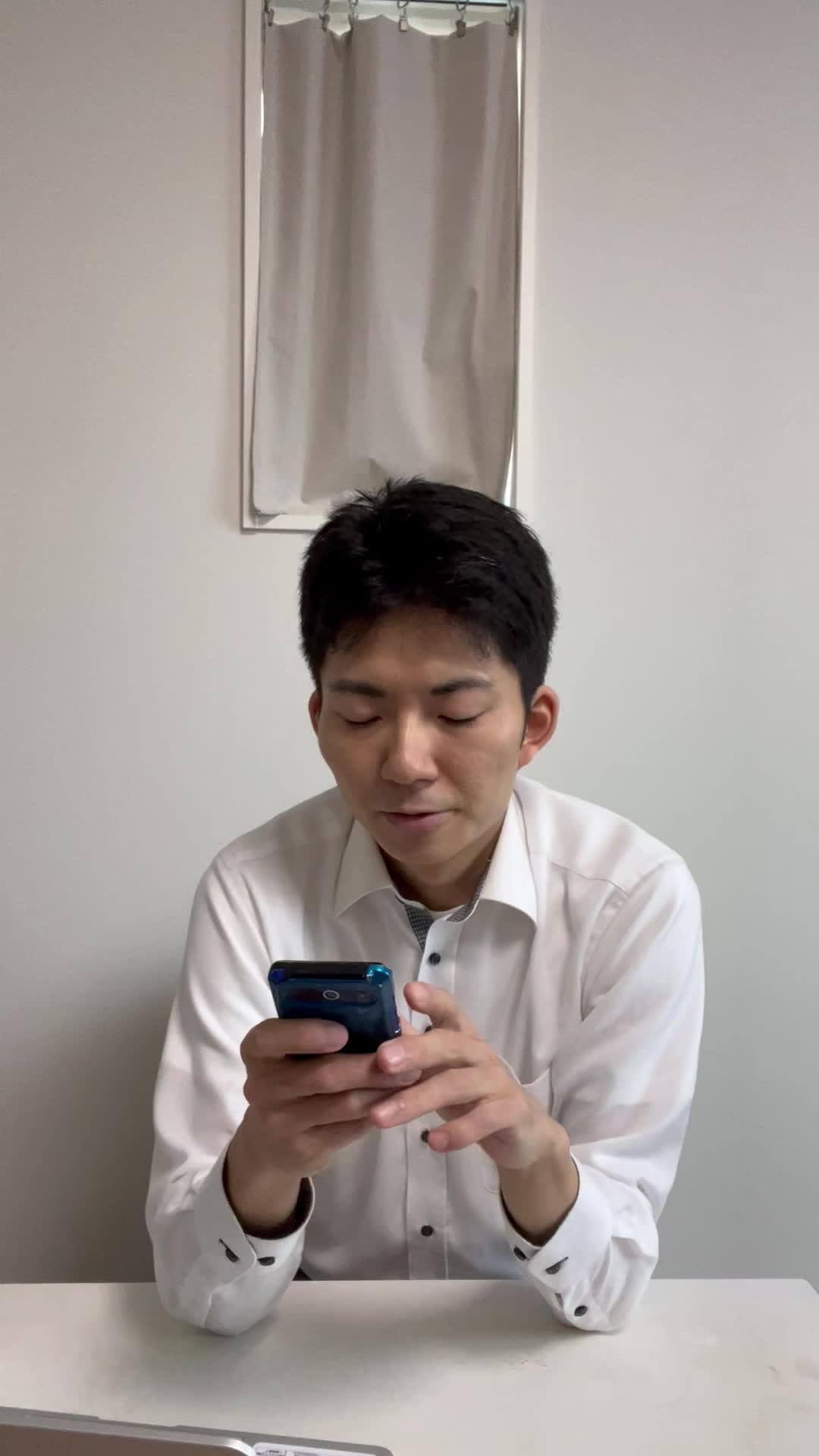 テーブルでカフェの予約をスマホで取り、「これで準備完了」と安心する姿