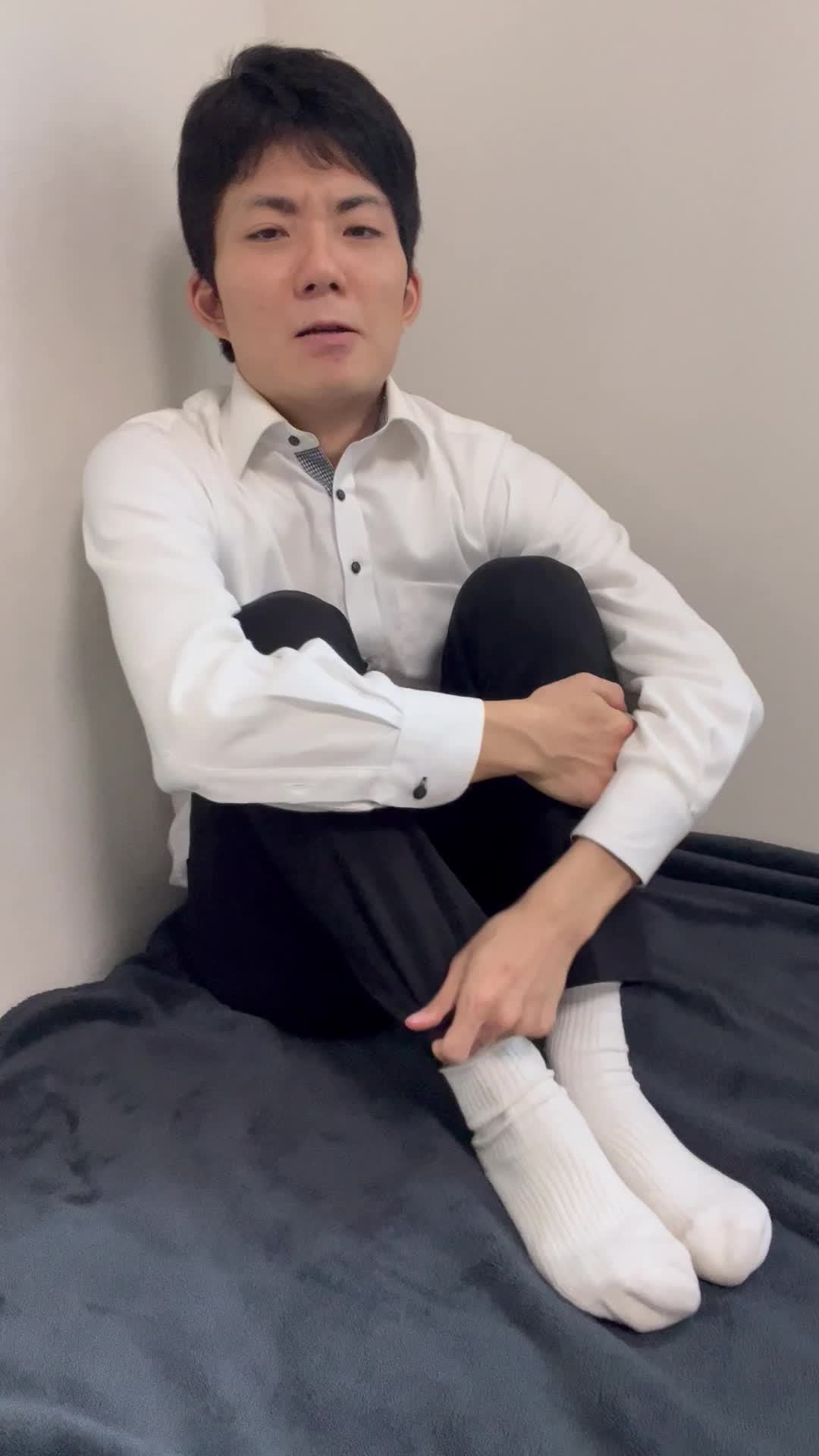 ソファで膝を抱え、「自分にできるのかな」と悩むような表情を浮かべる動作