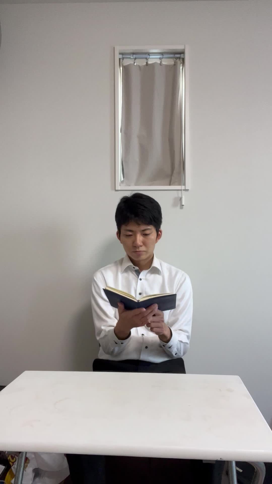 椅子に深く座り、手帳を閉じて「次のアクションを決めた」風の顔をする動作