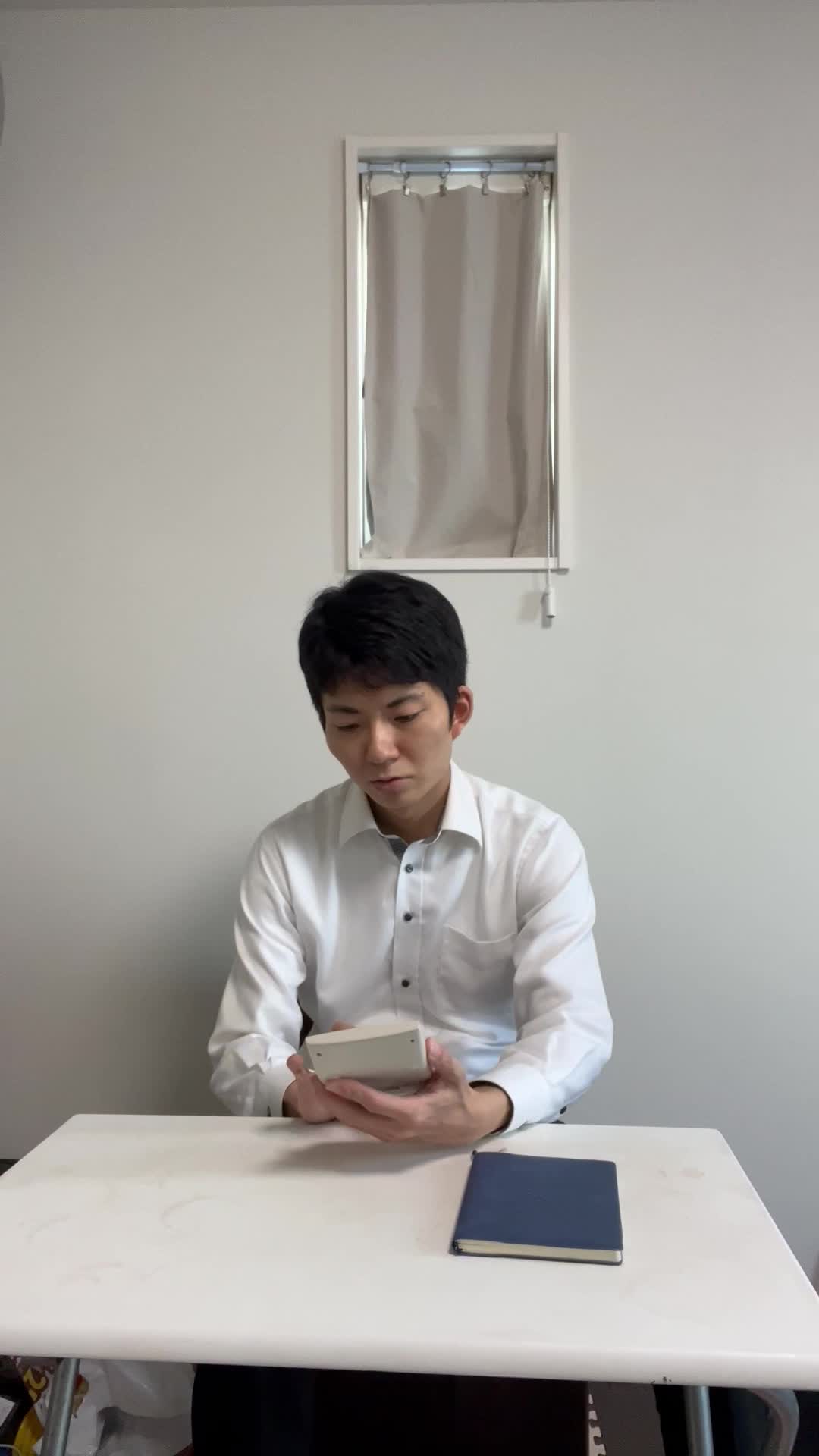 椅子に座り、電卓で計算しながら驚いた表情で手を止める動作