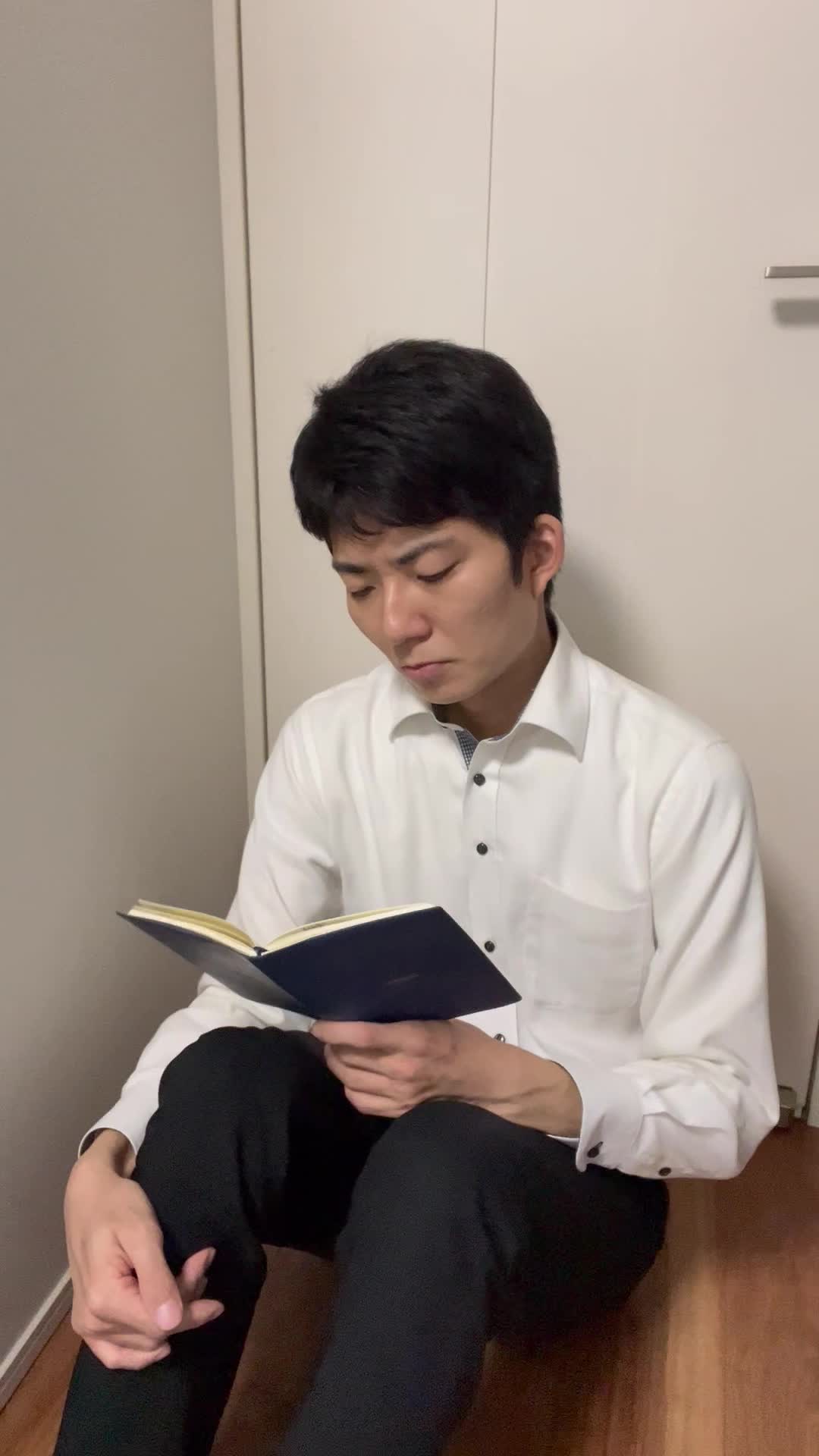 床に座り込み、膝の上に置いたノートをじっと見つめ、考え込む姿