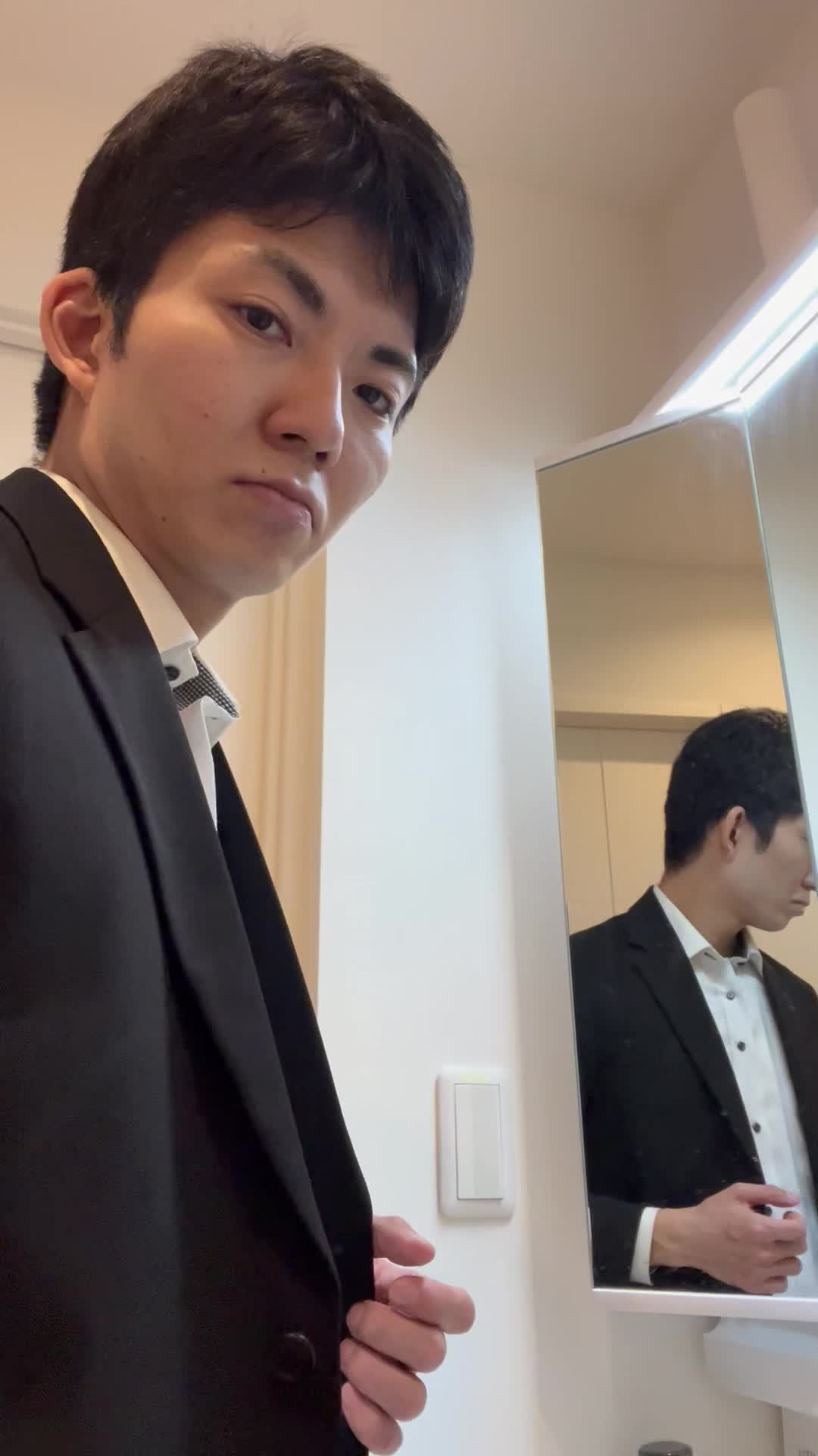 鏡の前でジャケットを着てポーズを決め、「準備は整った」風の決意を見せる動き