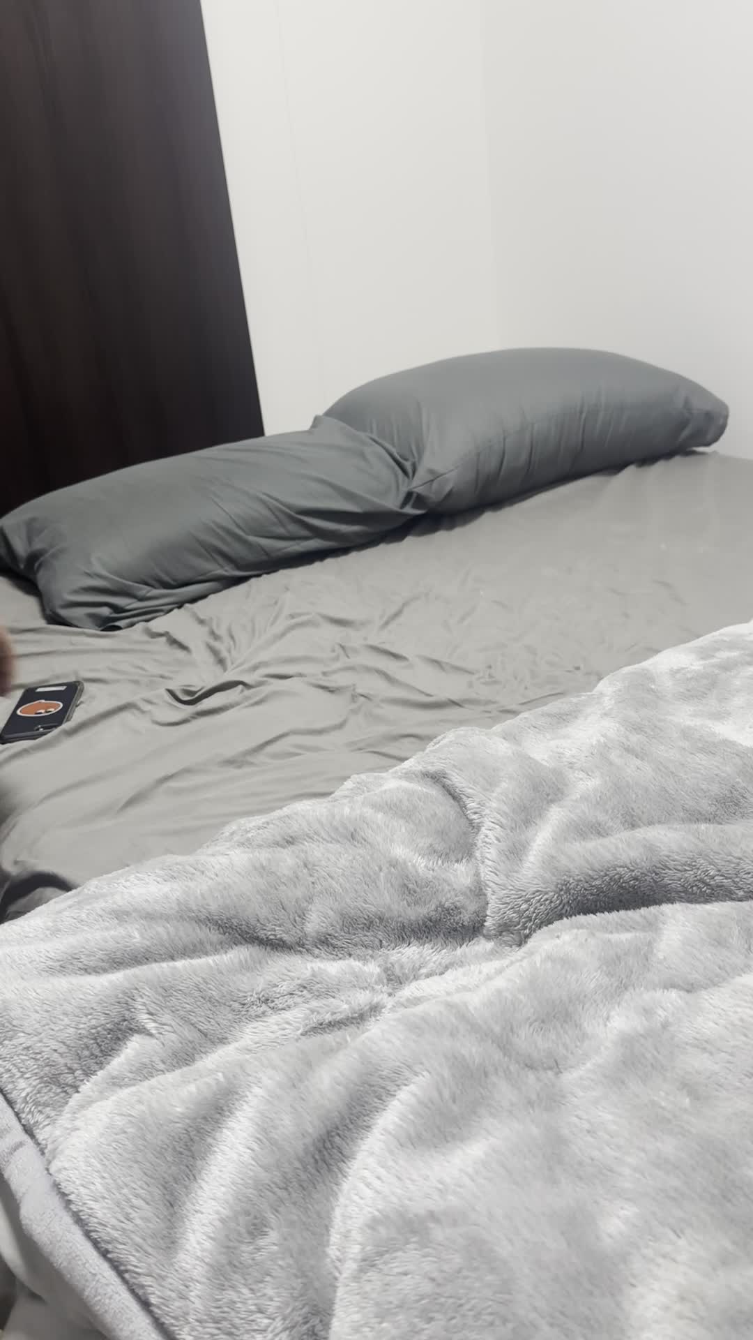 ベッドで脚を伸ばしながら、スマホの通知音に思わず跳ね起きる喜びの動作