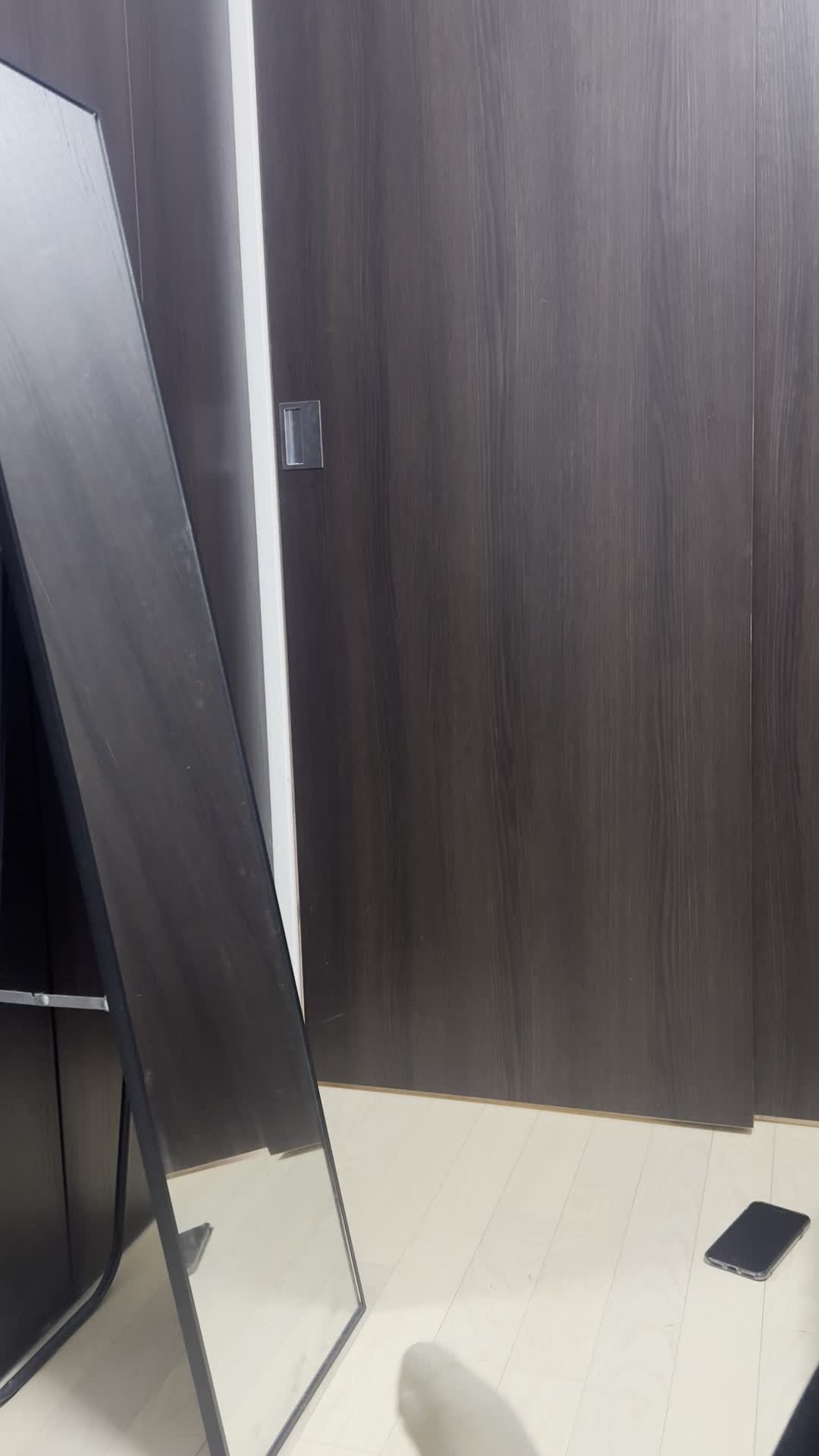 床に座り込み、鏡越しに髪を整えながら「いい印象を残したい」と期待する表情