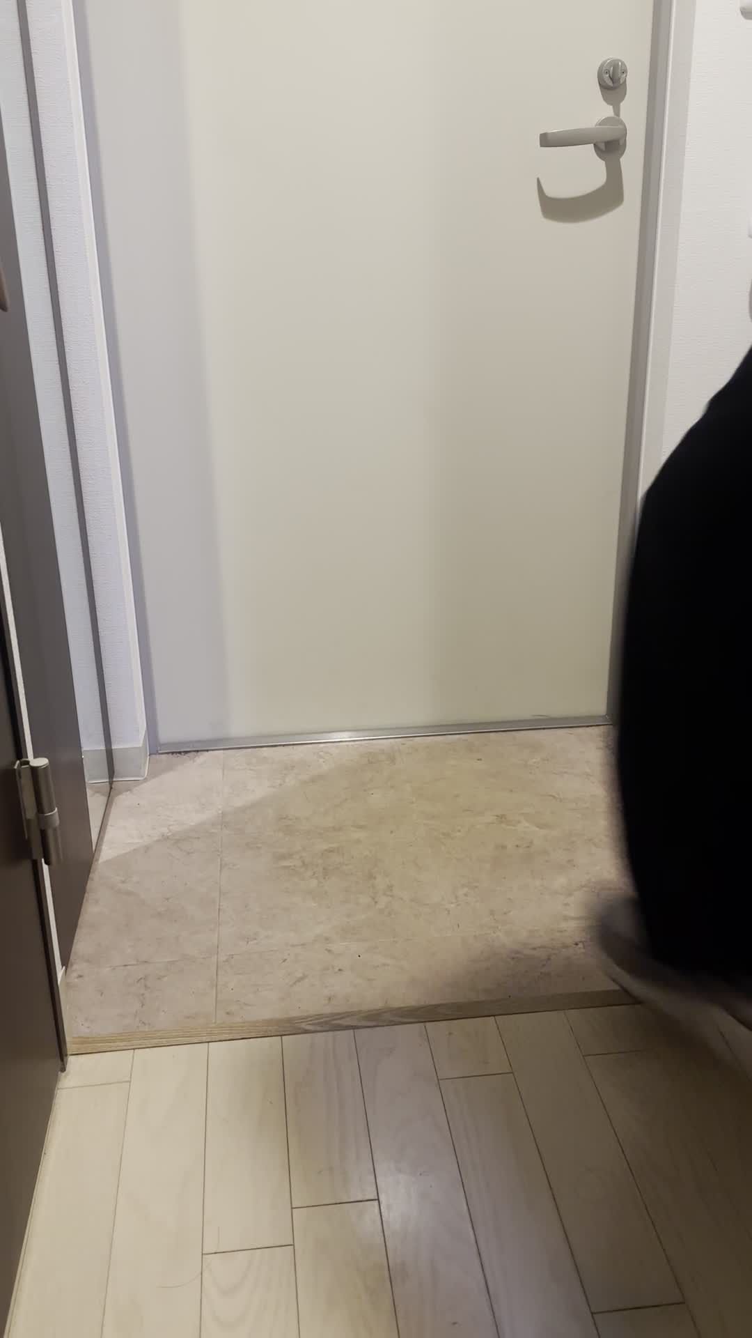 床で靴を履きながら、「時間に遅れないようにしなきゃ」と気を引き締める表情