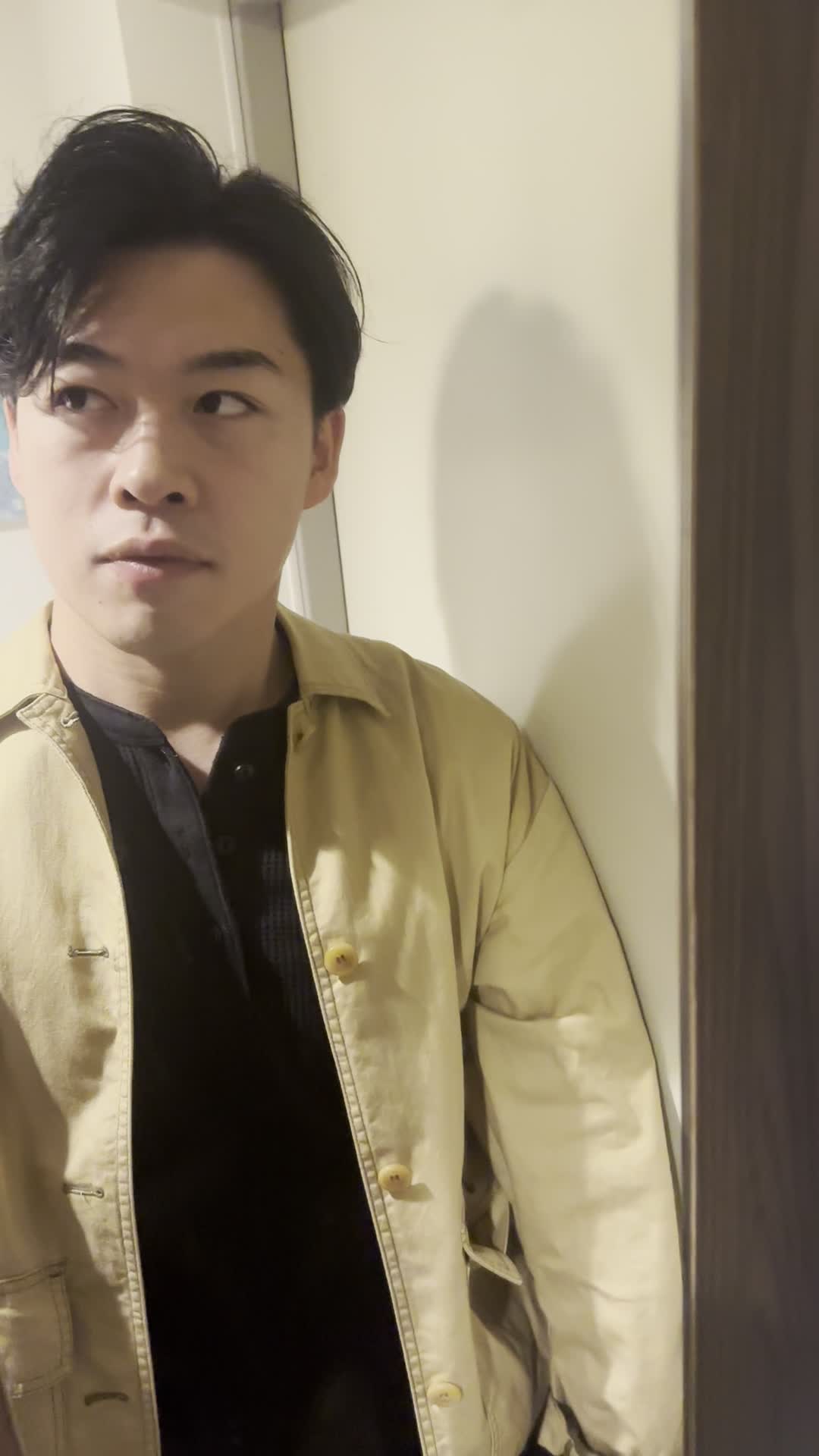 鏡越しに自分の笑顔を確認し、「今日のメイクはバッチリ」と頷く動作