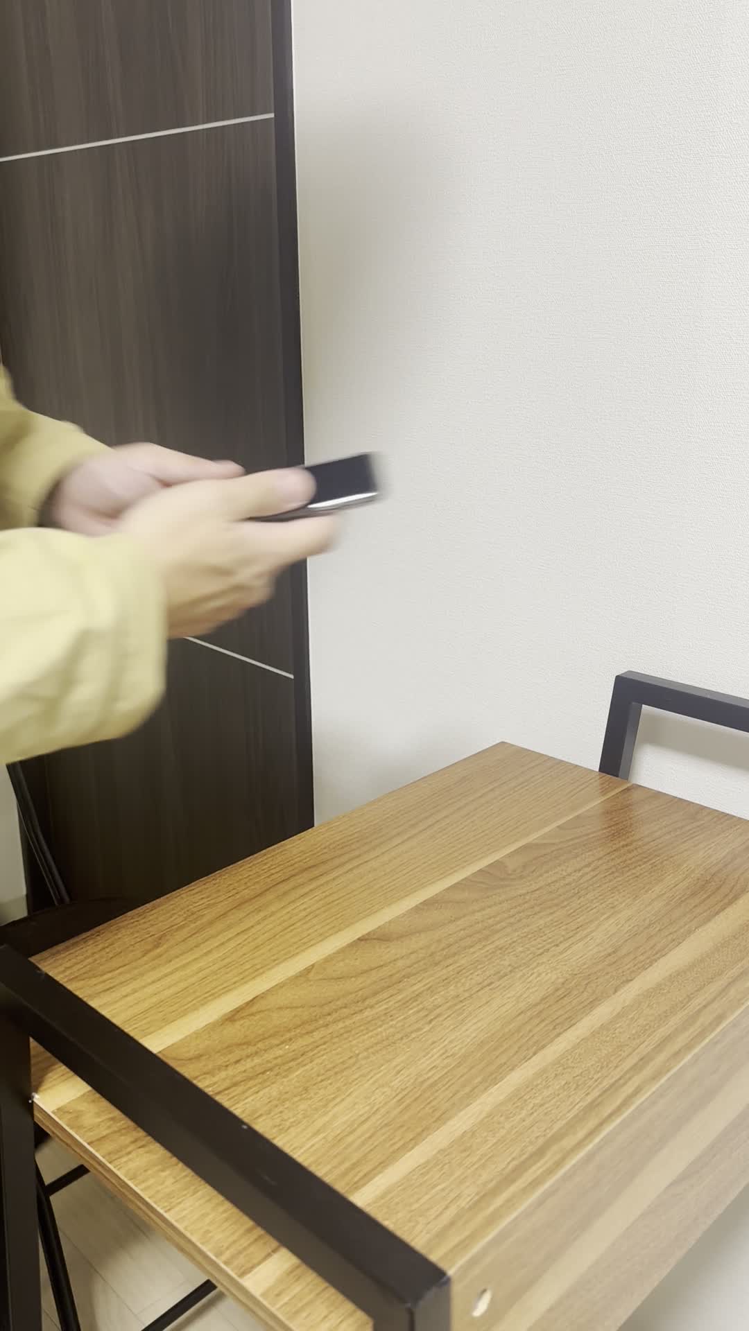 テーブルでカフェの予約をスマホで取り、「これで準備完了」と安心する姿