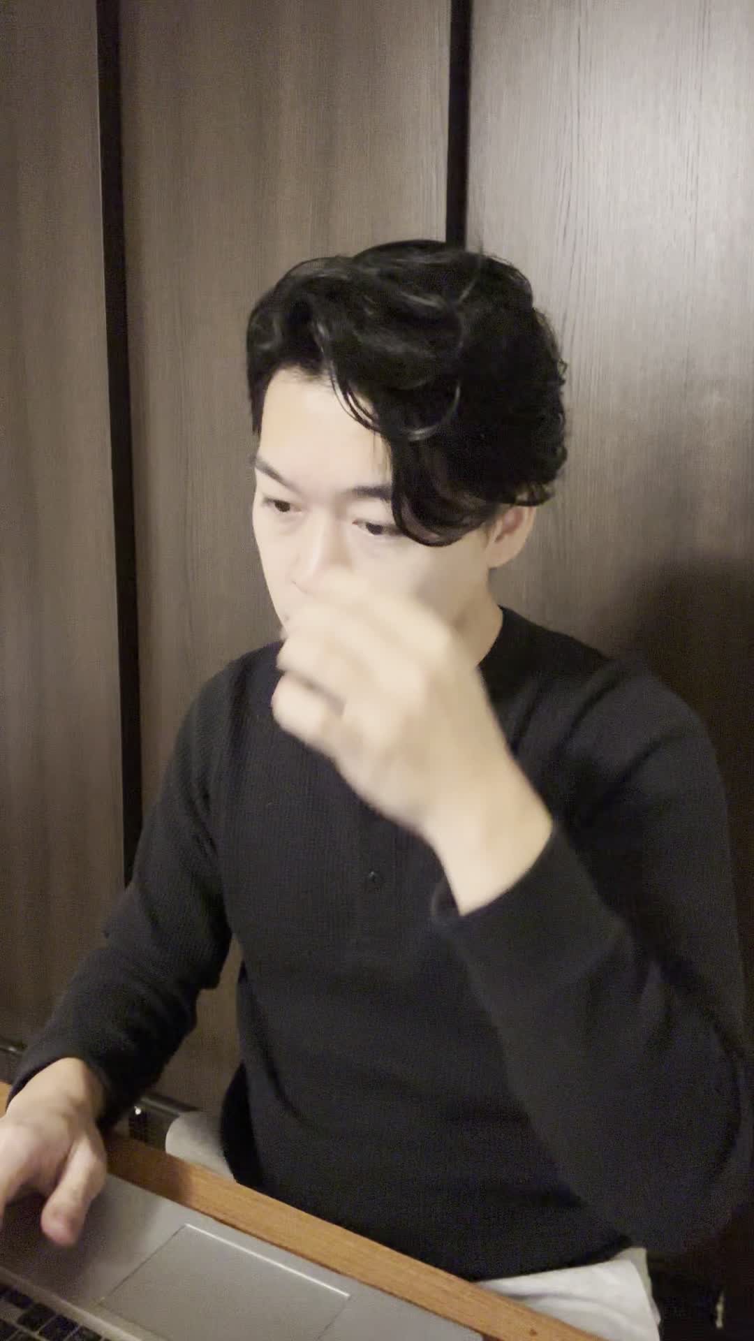 椅子に座り、仕事中に髪のパサつきが気になり、少しイライラする表情を見せる姿