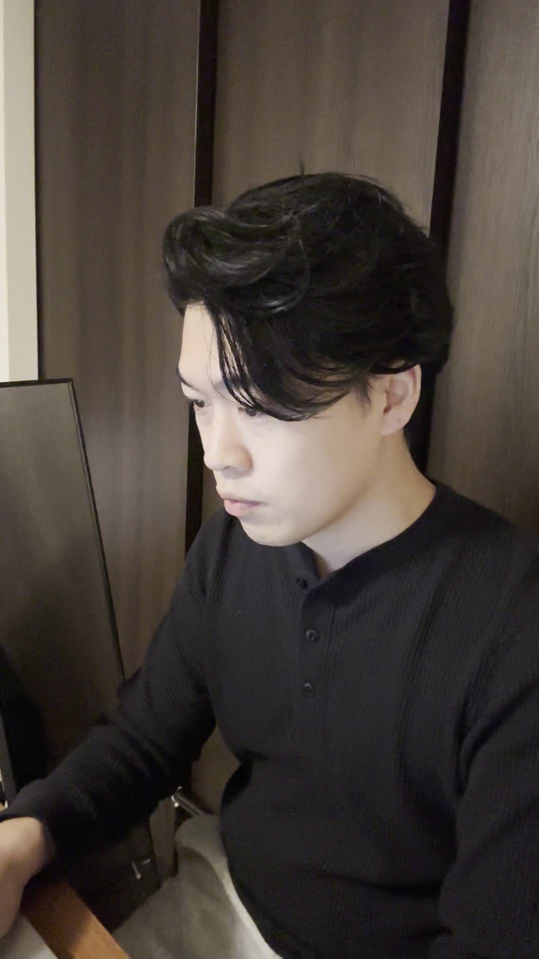 椅子に腰掛け、仕事の合間に鏡を取り出して「やっぱり髪がまとまらない」とため息をつく動作