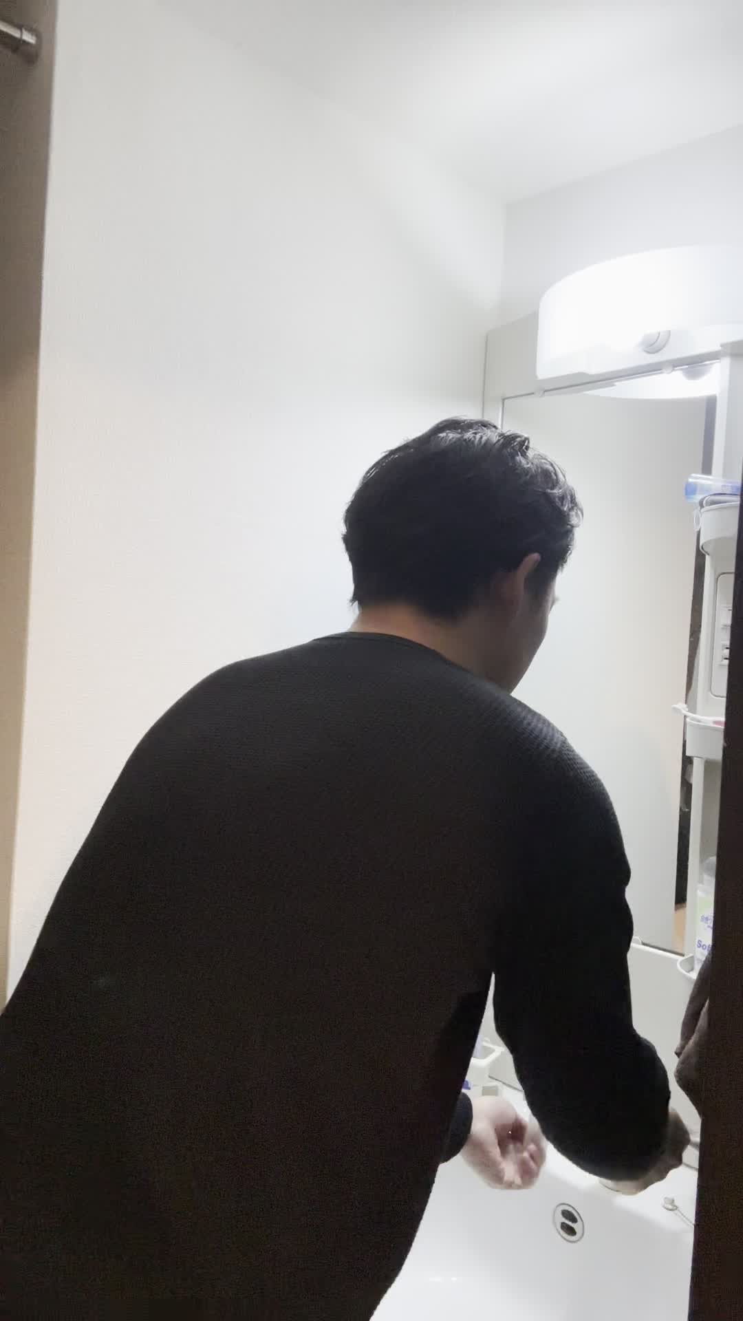 鏡の前で髪をまとめ直し、「明日はこれで出かけよう」と微笑む仕草