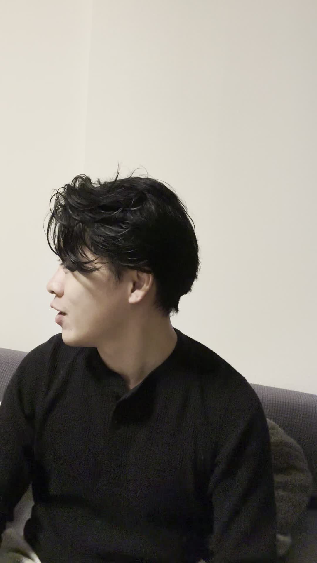 ソファで友達に髪のパサつきを指摘され、軽く傷ついた表情を浮かべる様子