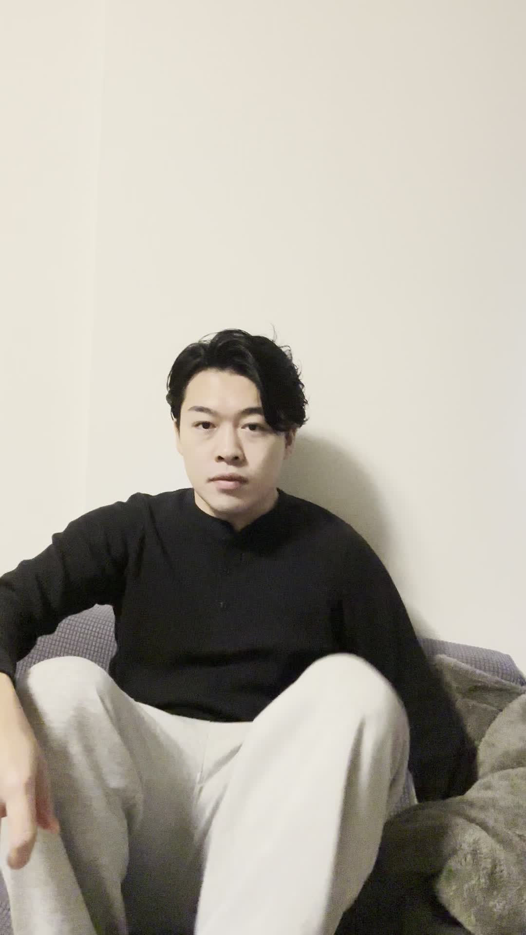 ソファで膝を抱え、「次の週末には髪をツヤツヤにしたい」と考え込む表情