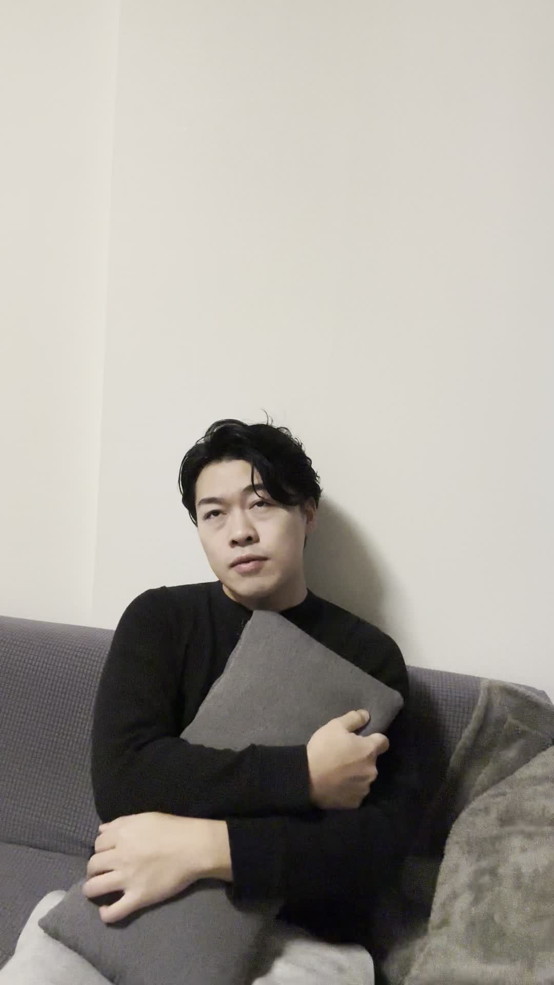 ソファでクッションを抱きながら、「髪が綺麗だったらもっと自信が持てるのに」と落ち込む様子