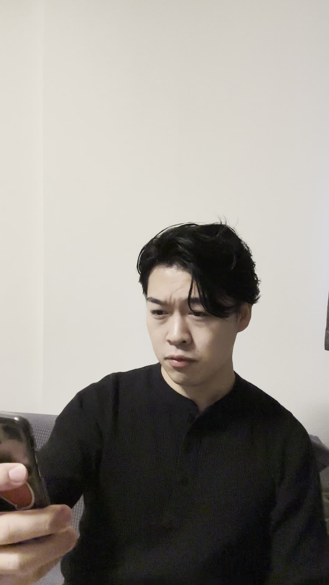 テーブルで鏡を見ながら、「デートまでにこの髪どうにかしたい！」と焦る仕草