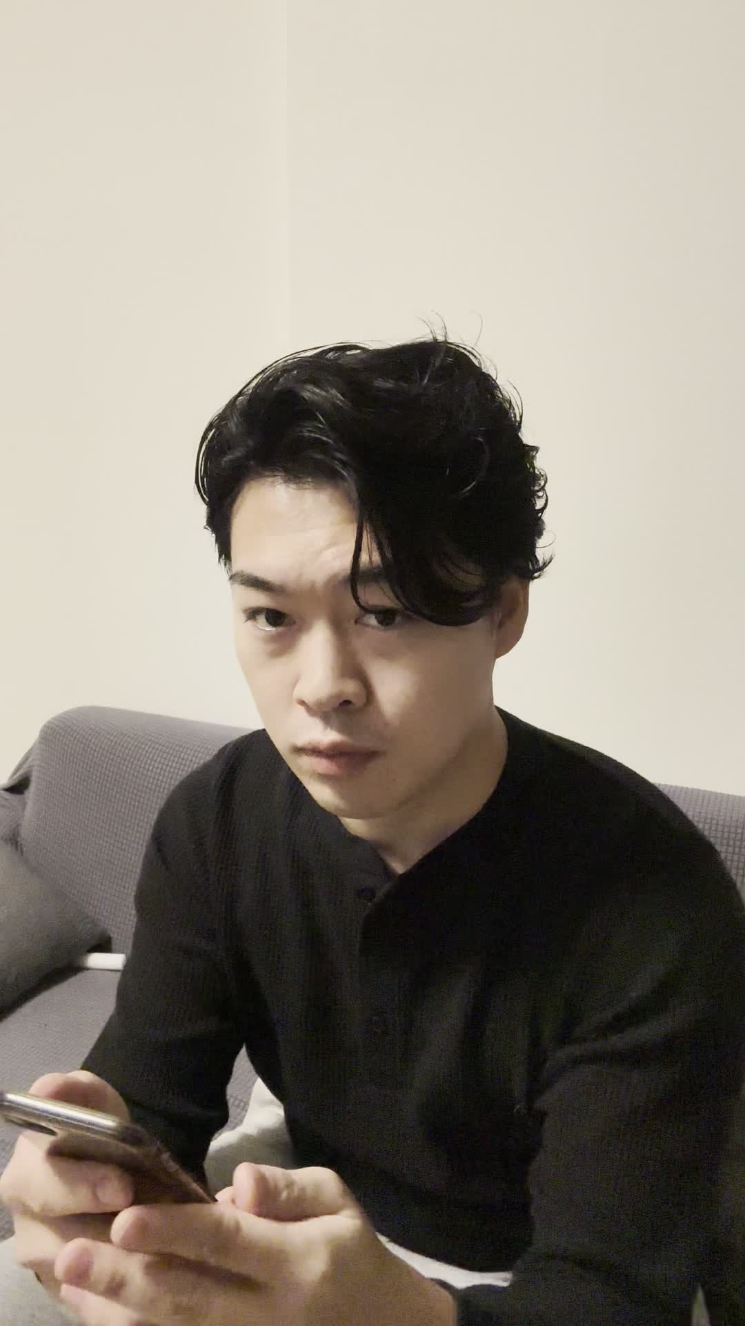 テーブルでスマホを見つめ、「これが口コミで人気のシャンプーかも」と気づく動作